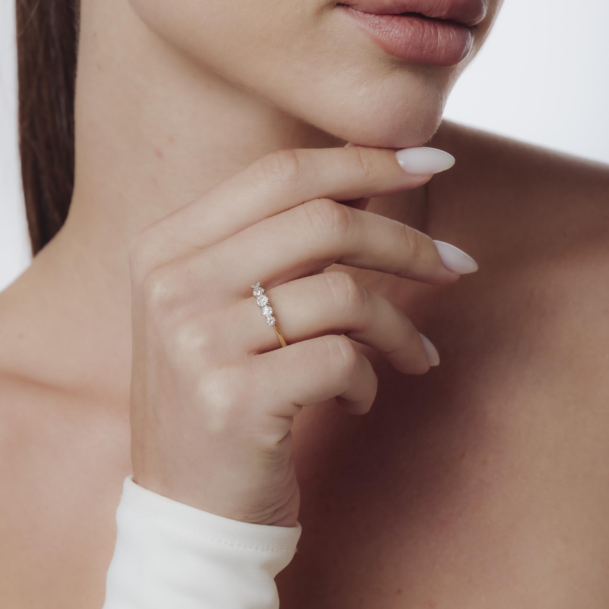 Taille vieille Europe Bague victorienne anglaise en or jaune 18k et platine avec 5 pierres et diamants en vente