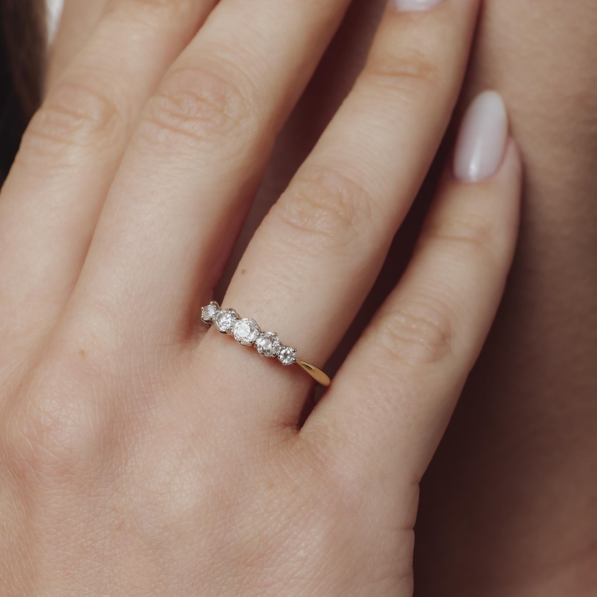 Bague victorienne anglaise en or jaune 18k et platine avec 5 pierres et diamants Bon état - En vente à Beverly Hills, CA
