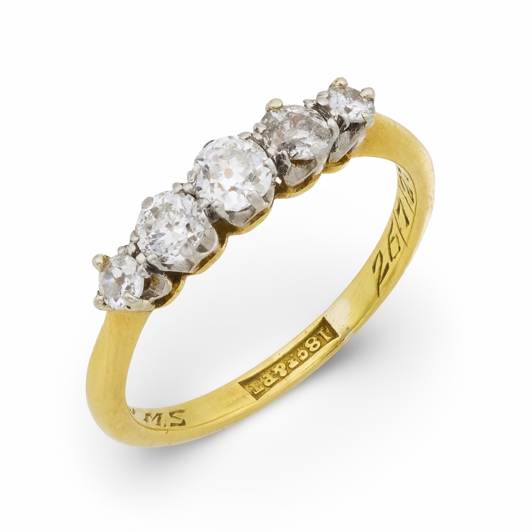 Bague victorienne anglaise en or jaune 18k et platine avec 5 pierres et diamants en vente 2