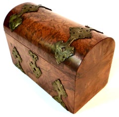 Englische viktorianische Briefkasten aus gemasertem Wurzelholz mit „Dome Top“-Figur aus Eibenholz, um 1865