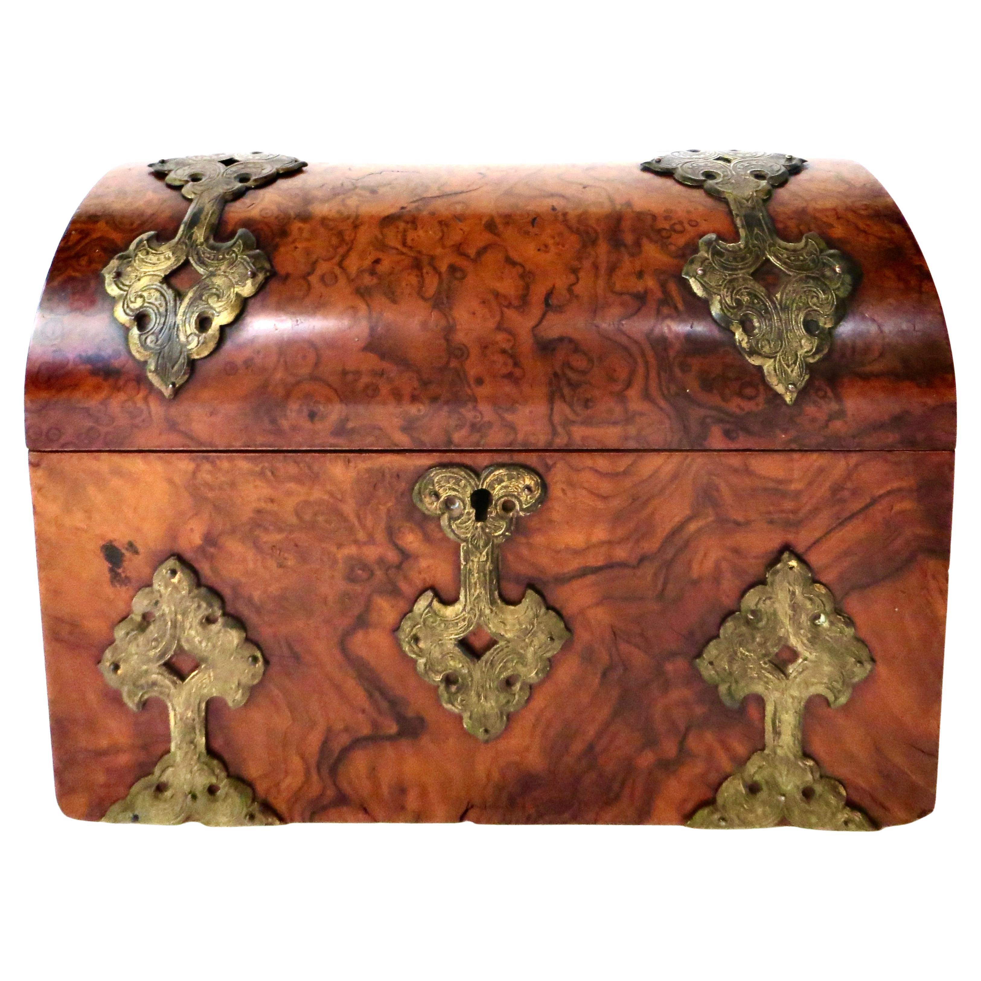 Buzón Victoriano Inglés "Dome Top" Figurado de Madera de Tejo Circa 1865