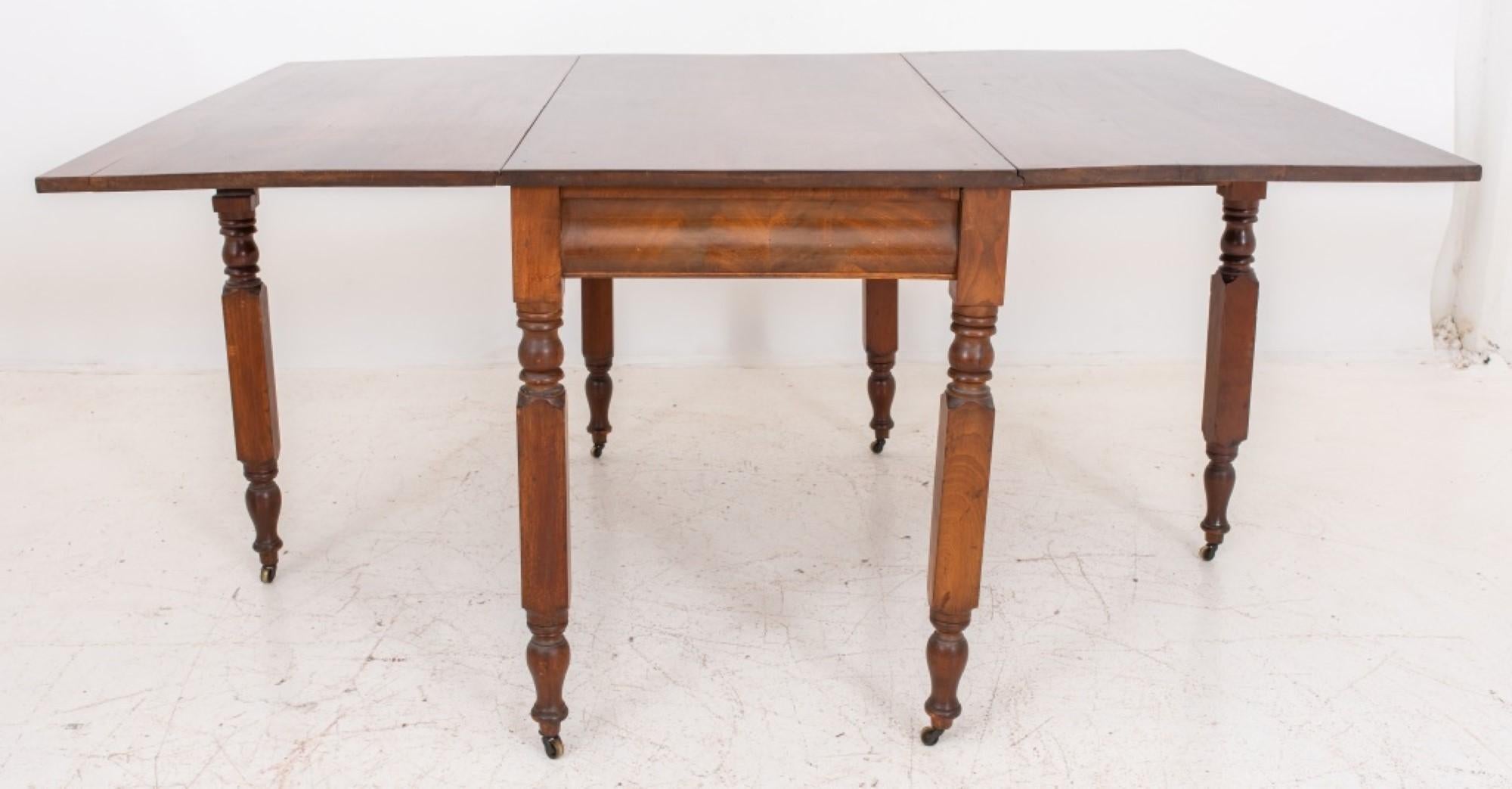 English Victorian Drop Leaf Dining Table, 19th C. In Good Condition For Sale In New York, NY