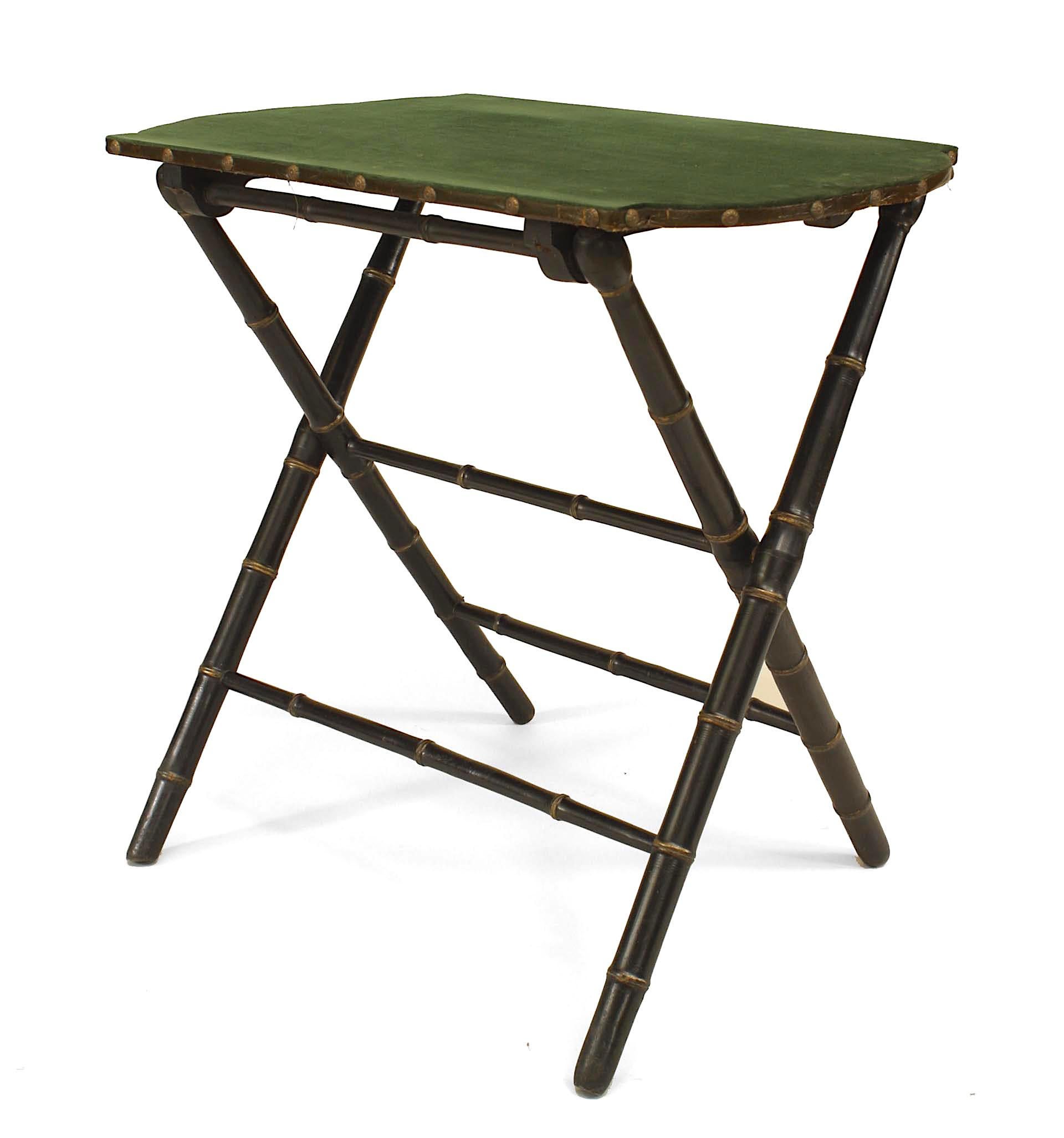 Englischer viktorianischer Tisch aus ebonisiertem und vergoldetem Bambusimitat mit schwarzer, mit Chinoiserie verzierter Tole-Tablettplatte, die auf einem Klappsockel ruht.
 