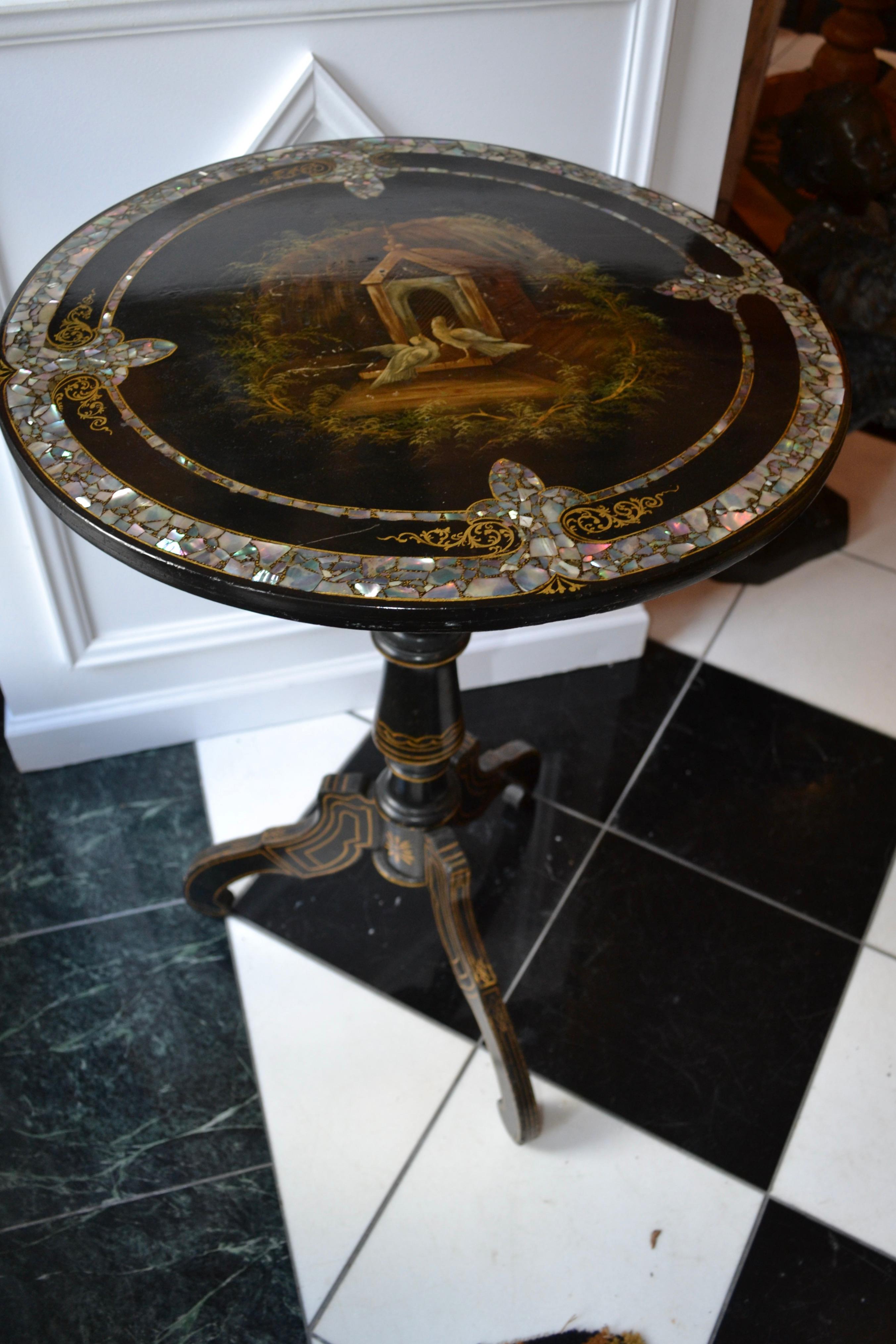 Table victorienne anglaise en bois d'ébène avec plateau basculant peint « Peace and Love » en vente 10