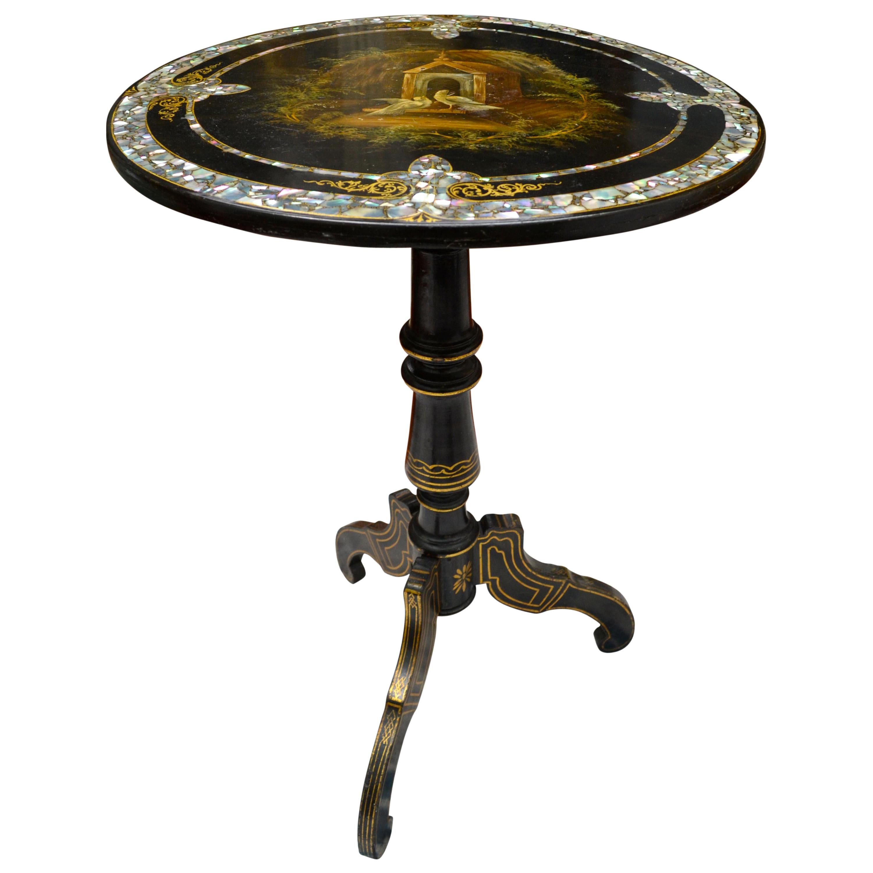 Apogée victorien Table victorienne anglaise en bois d'ébène avec plateau basculant peint « Peace and Love » en vente