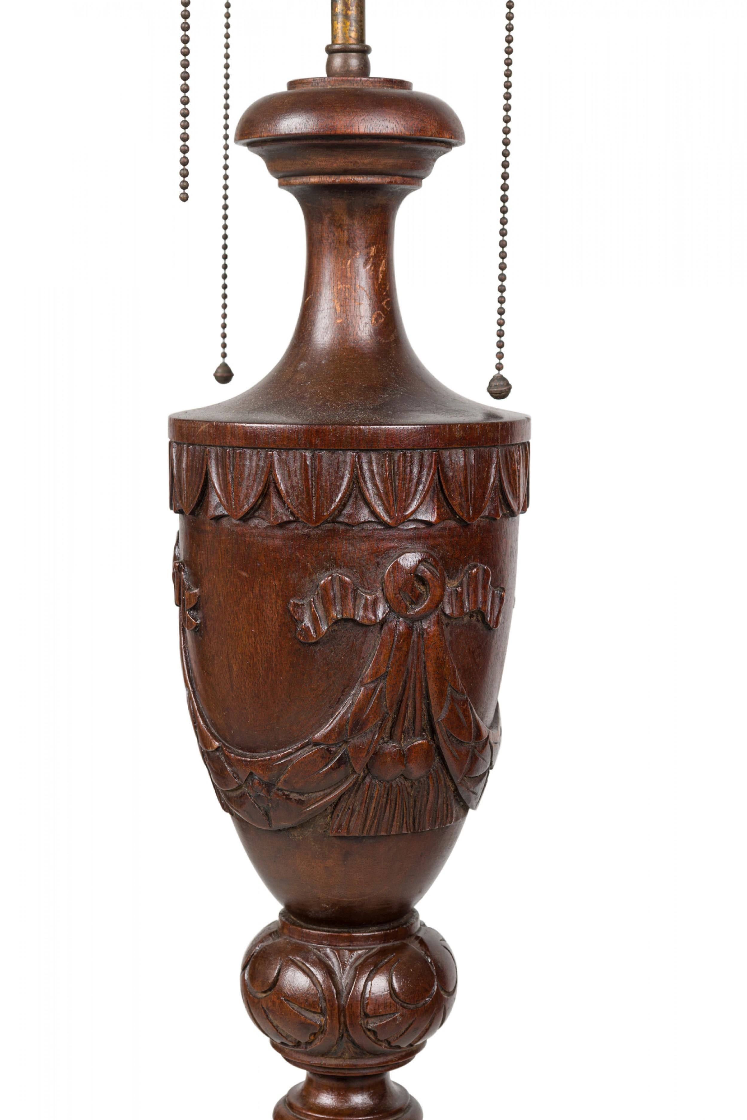 Englische viktorianische aufwändig geschnitzte Stehlampe aus Mahagoni und Messing (Holz) im Angebot