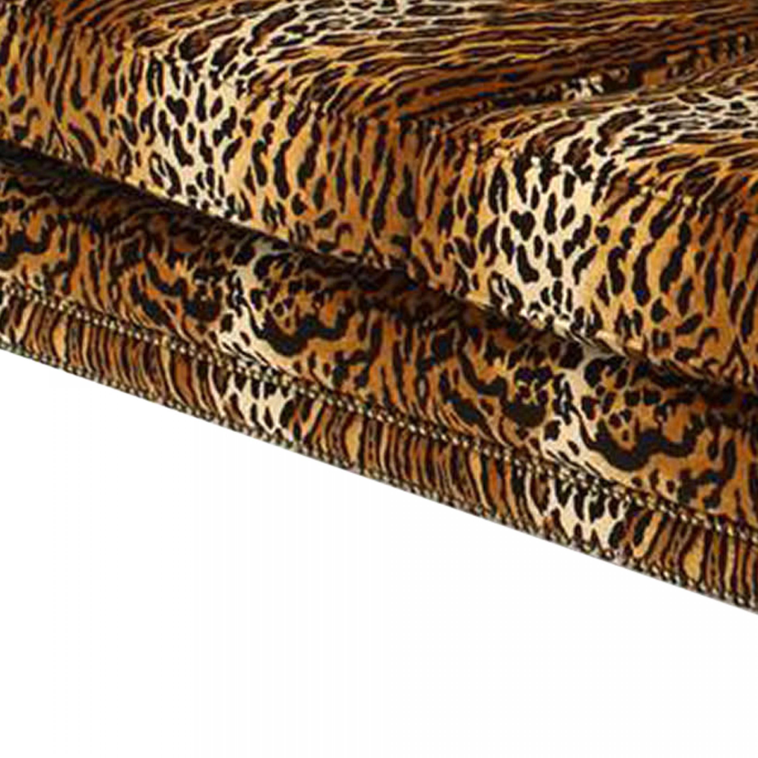 Fait main Loveseat anglais victorien en velours faux léopard en vente