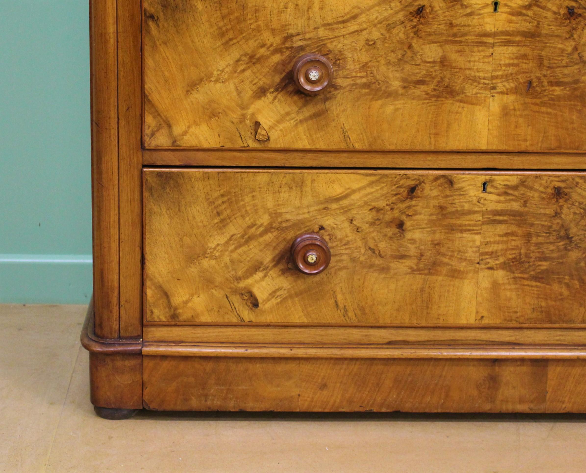 English Victorian Figured Walnut Chest of Drawers In Good Condition For Sale In Poling, West Sussex