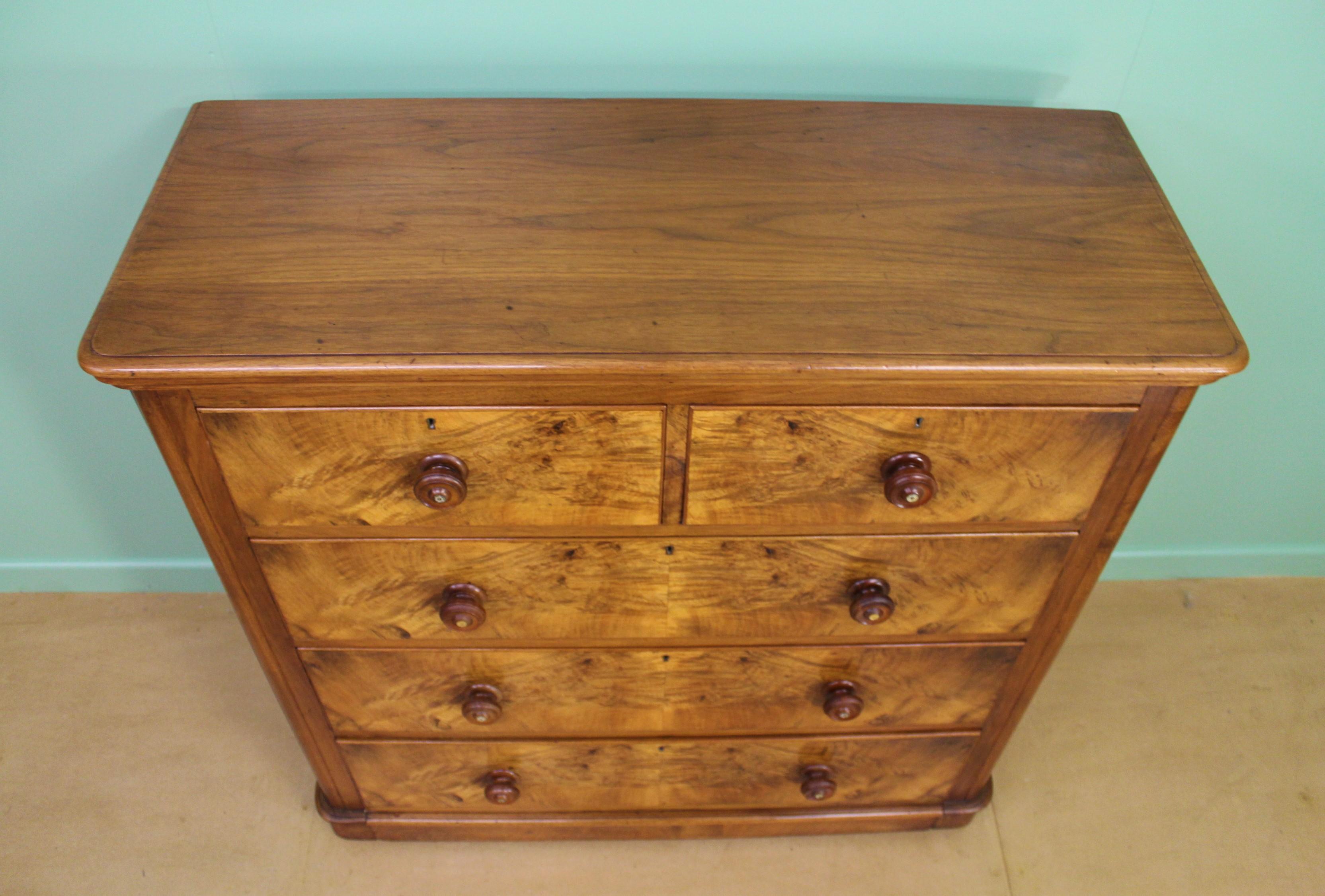 English Victorian Figured Walnut Chest of Drawers For Sale 1