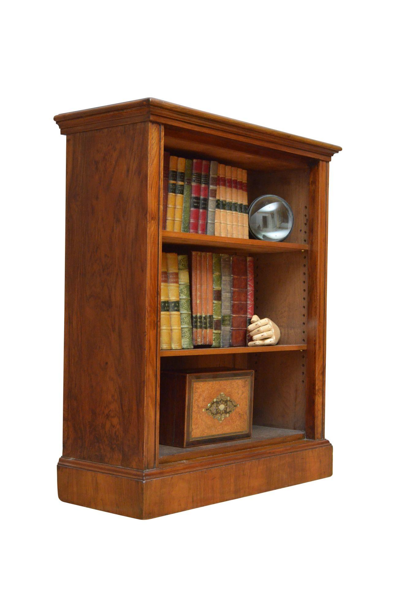 English Victorian Figured Walnut Open Bookcase In Good Condition For Sale In Whaley Bridge, GB