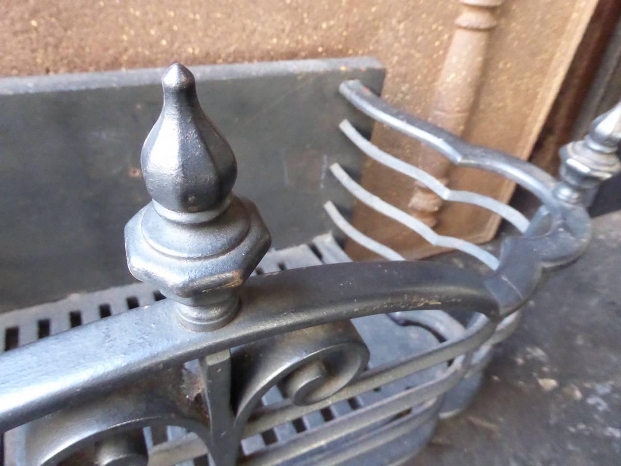 English Victorian Fireplace Grate or Fire Basket In Good Condition In Amerongen, NL