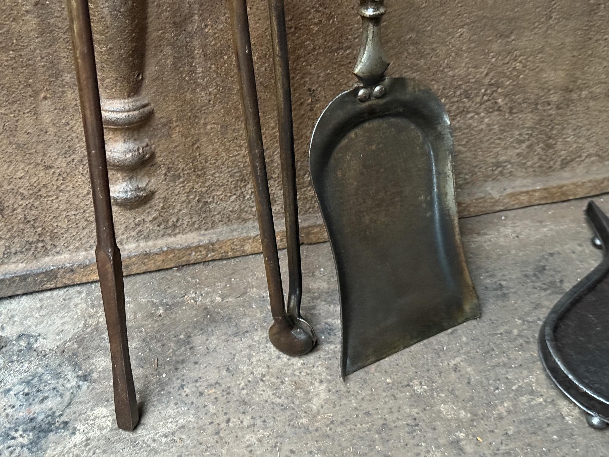 Set di attrezzi per caminetto vittoriano inglese, XIX secolo in vendita 7