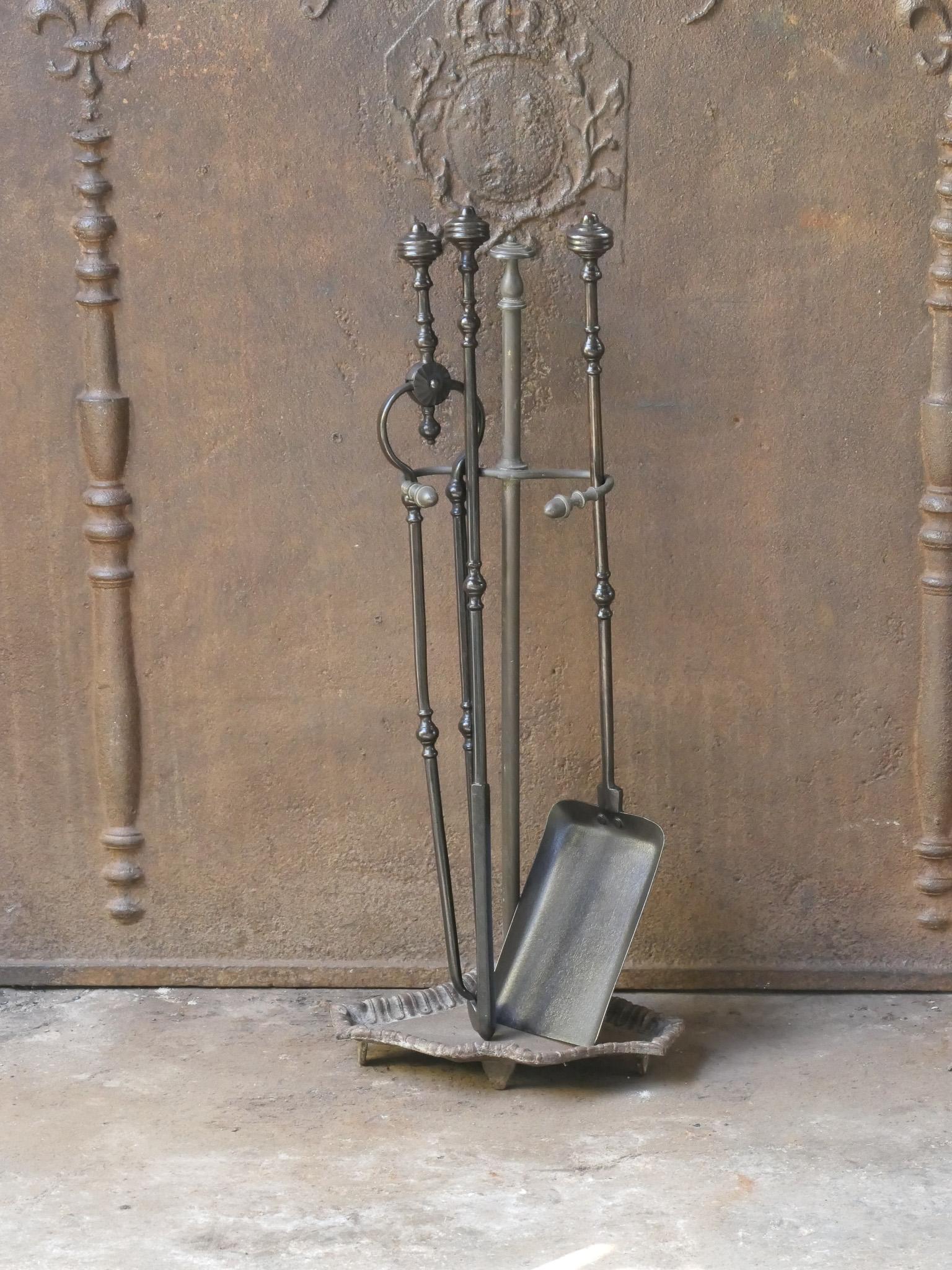 Set di attrezzi per caminetto del XIX secolo in stile vittoriano inglese. Gli strumenti sono in ferro battuto e il supporto in ottone. Il set di attrezzi è composto da pinze, pala, attizzatoio e supporto. Le condizioni sono buone e il set di