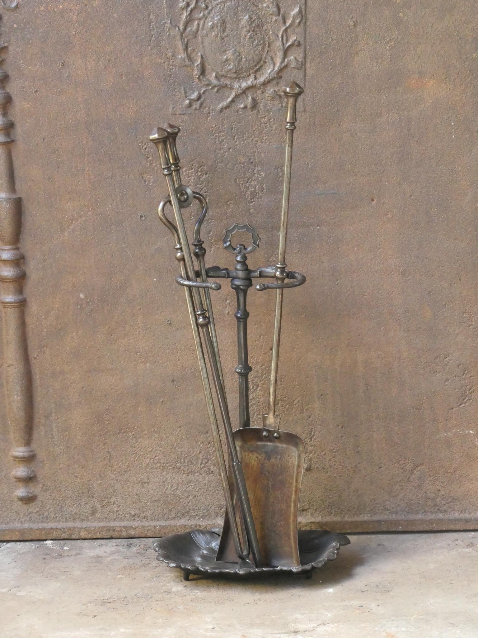 Set di attrezzi per caminetto del XIX secolo in stile vittoriano inglese. Gli strumenti sono in ferro battuto e il supporto in ghisa. Il set di attrezzi è composto da pinze, pala, attizzatoio e supporto. Le condizioni sono buone e il set di attrezzi