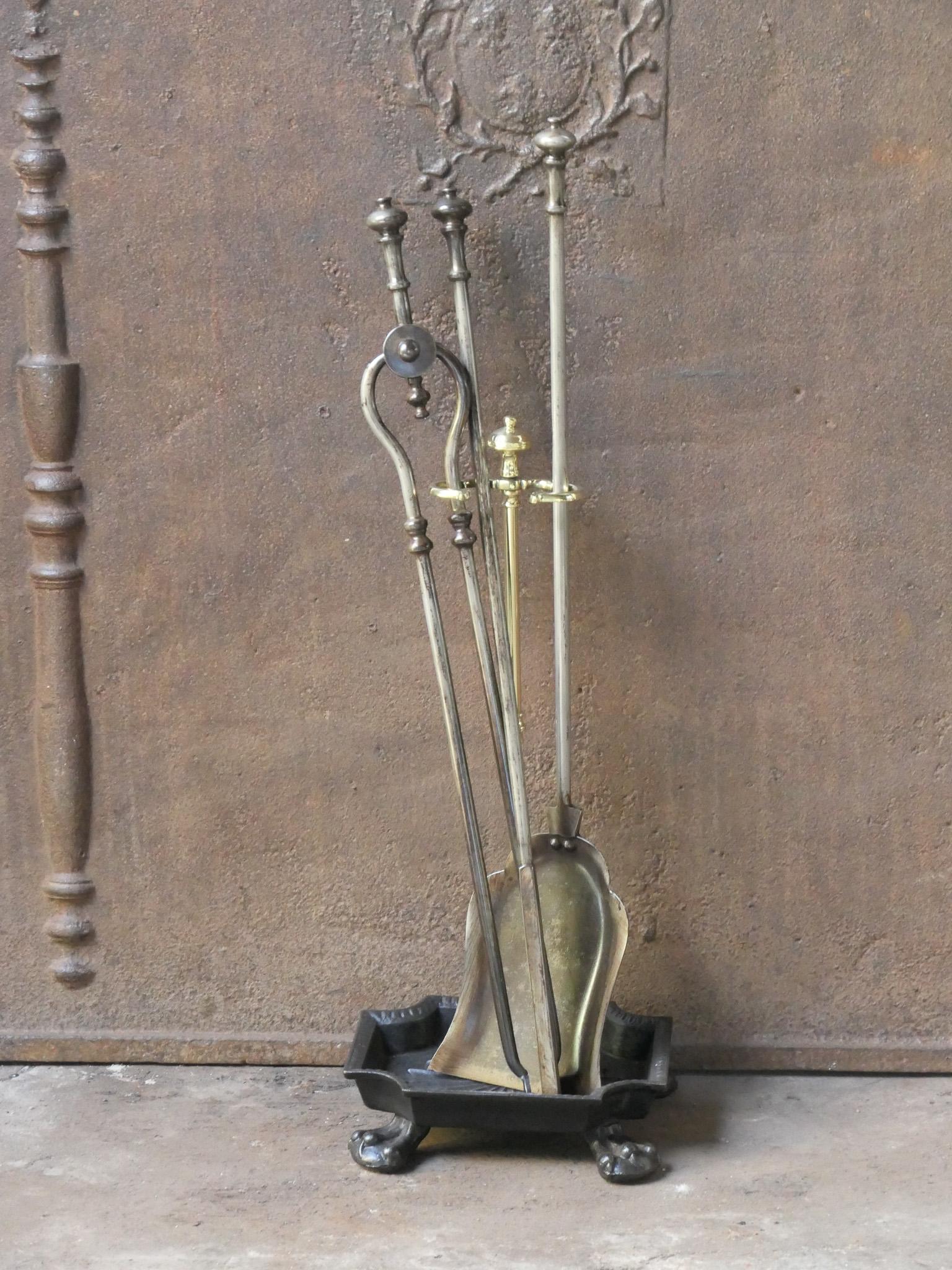 Set di attrezzi per caminetto del XIX secolo in stile vittoriano inglese. Gli utensili sono realizzati in ferro battuto e il supporto in ghisa con ottone lucido. Il set di attrezzi è composto da pinze, pala, attizzatoio e supporto. Le condizioni