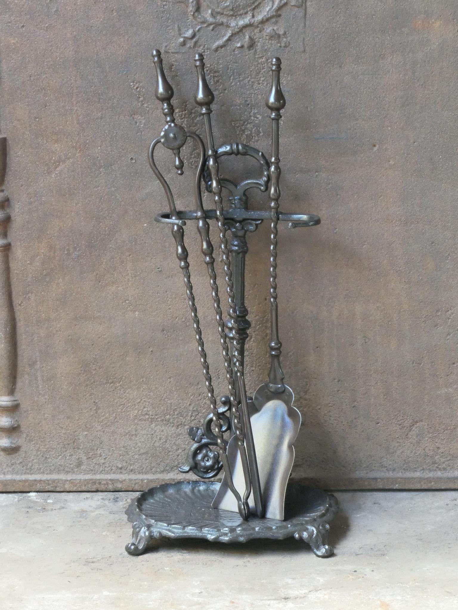 Set di attrezzi per caminetto del XIX secolo in stile vittoriano inglese. Gli strumenti sono in ferro battuto e il supporto in ghisa. Il set di attrezzi è composto da pinze, pala, attizzatoio e supporto. Le condizioni sono buone e il set di attrezzi