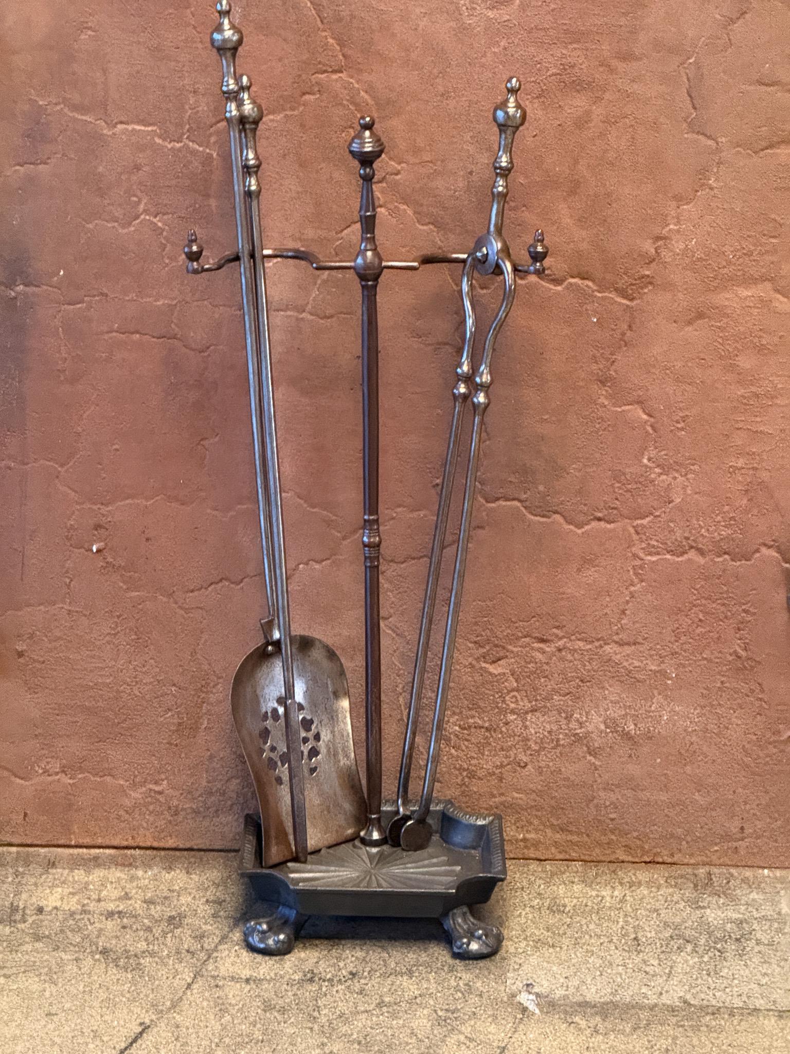 Set di attrezzi per caminetto del XIX secolo in stile vittoriano inglese. Gli attrezzi sono in ferro battuto e il supporto ha una base in ghisa. Il set di attrezzi è composto da pinze, pala, attizzatoio e supporto. Le condizioni sono buone e il set