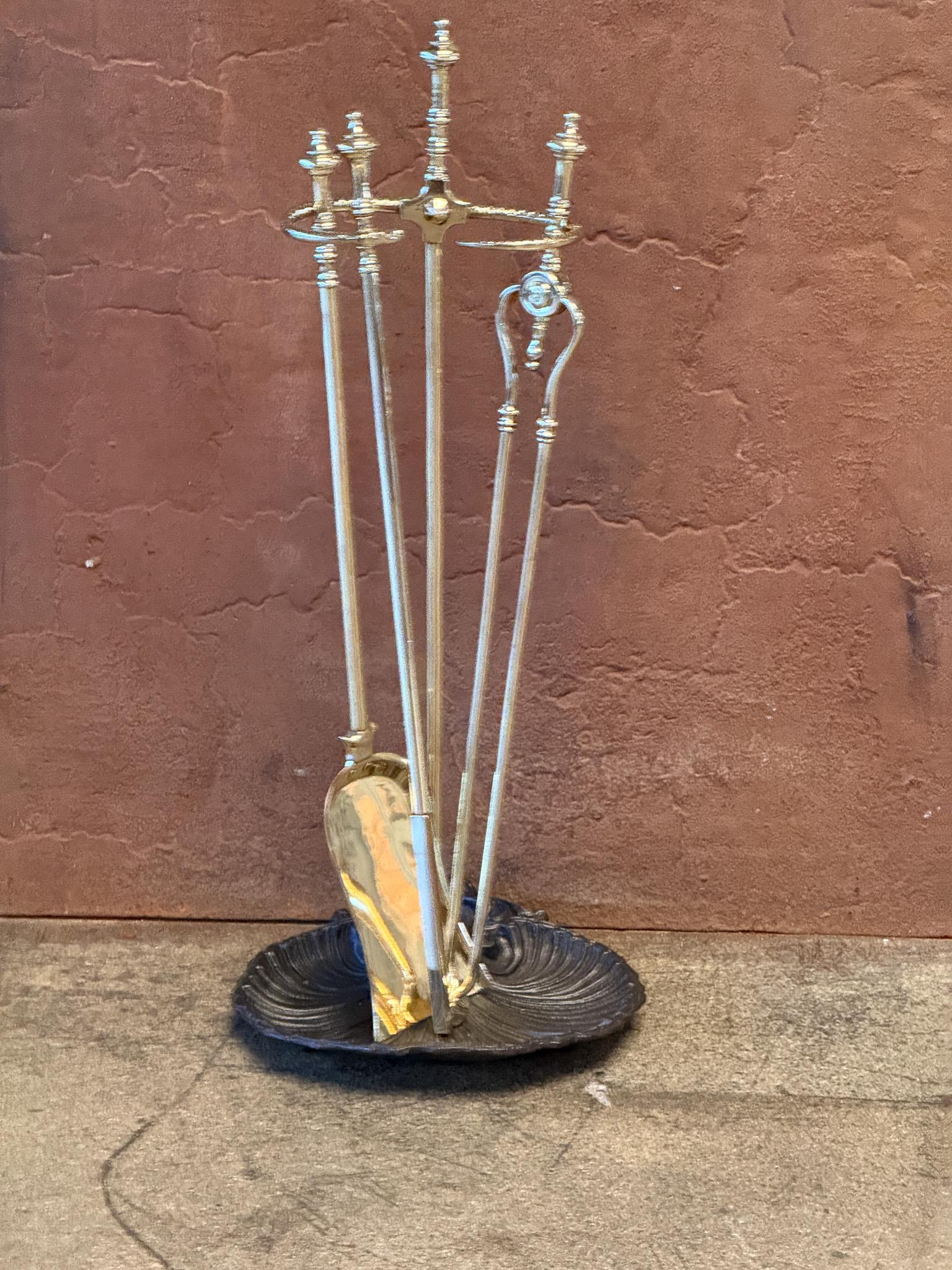 Set di attrezzi per caminetto del XIX secolo in stile vittoriano inglese. Gli strumenti sono realizzati in ottone lucido e il supporto ha una base in ghisa. Il set di attrezzi è composto da pinze, pala, attizzatoio e supporto. Le condizioni sono
