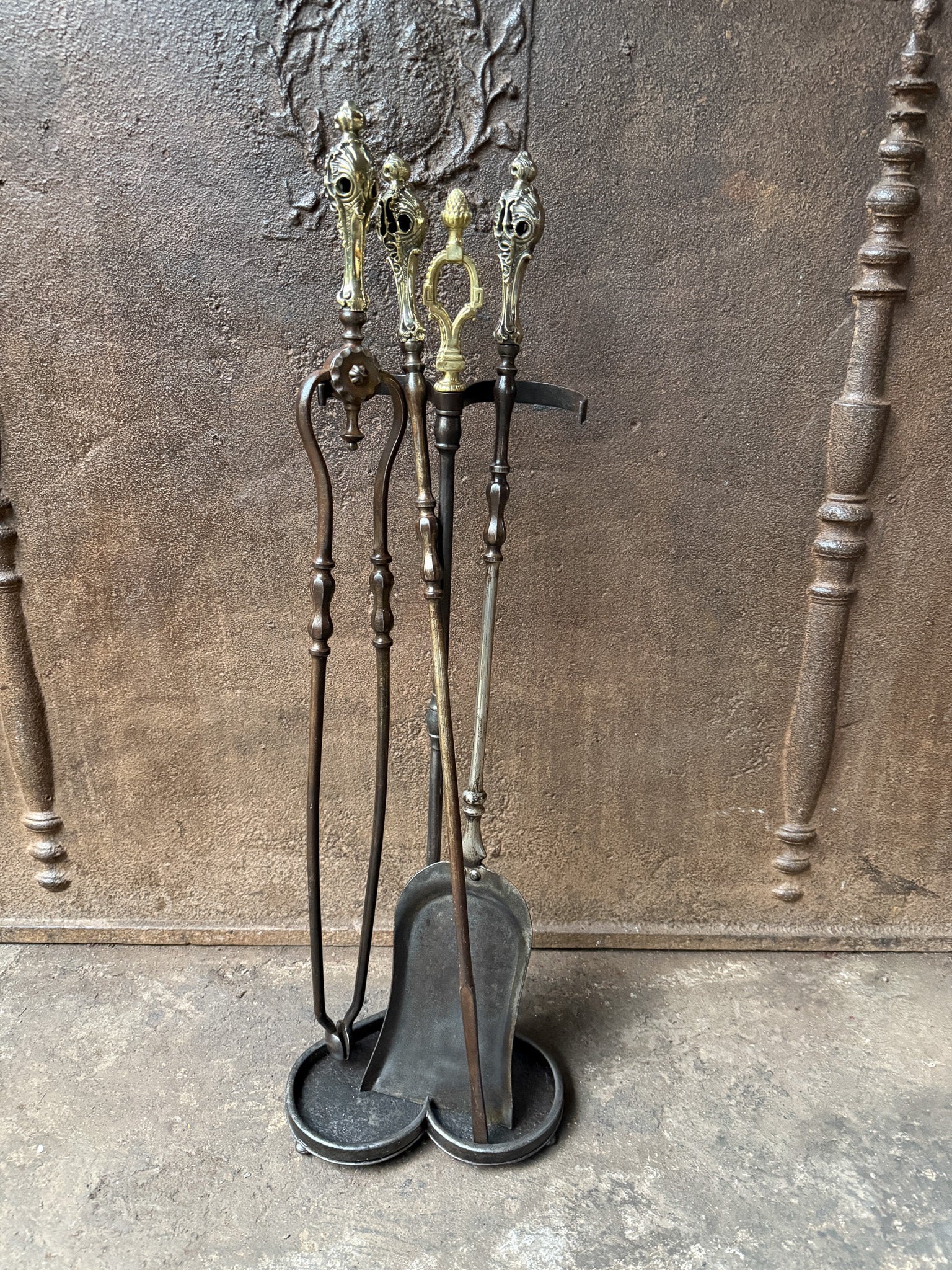 Set di attrezzi per caminetto del XIX secolo in stile vittoriano inglese. Gli strumenti sono realizzati in ottone lucido e ferro battuto. Il set di attrezzi è composto da pinze, pala, attizzatoio e supporto. Le condizioni sono buone e il set di