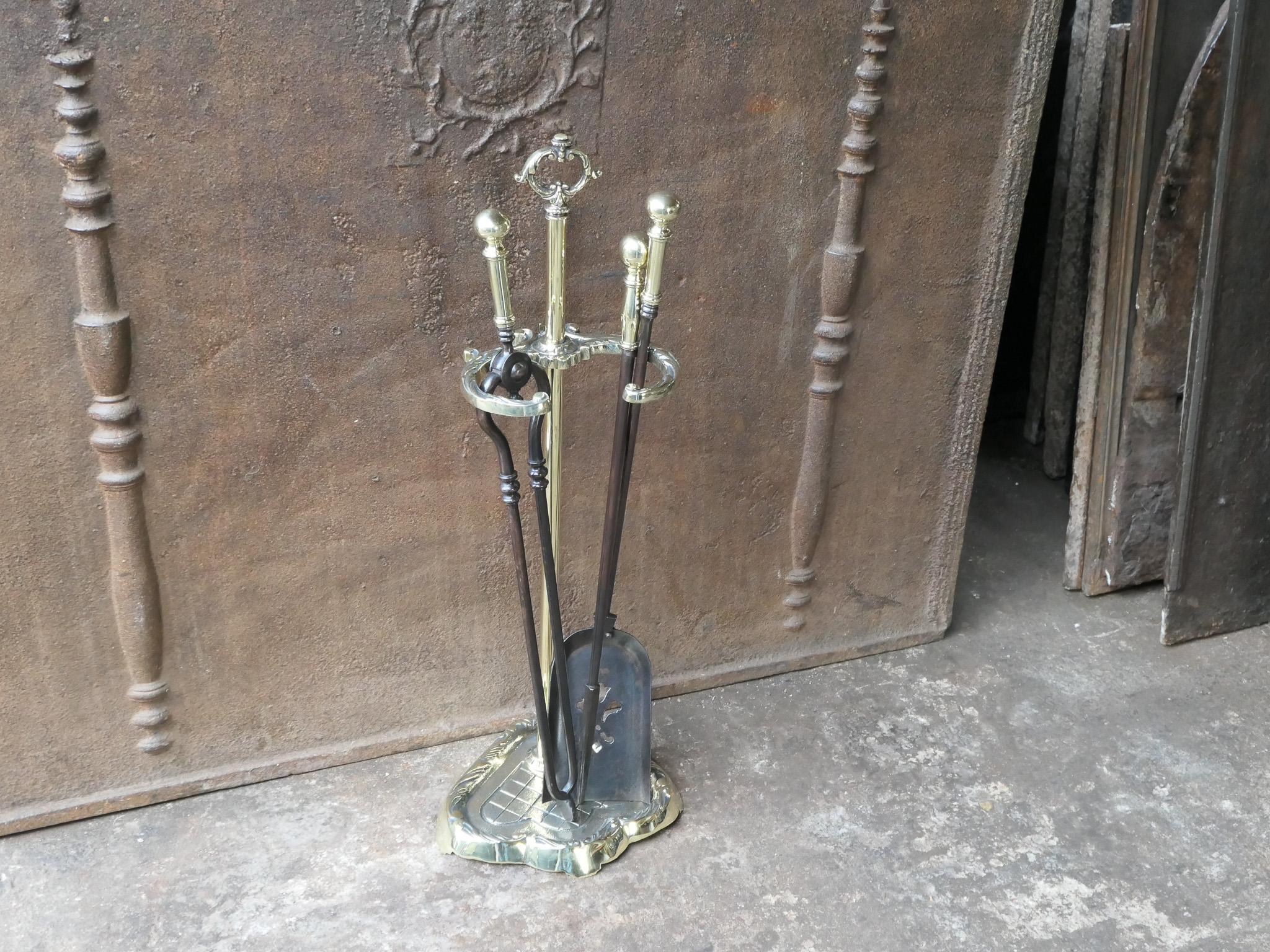 Set di strumenti per caminetto vittoriano inglese, 20° secolo In condizioni buone in vendita a Soest, NL