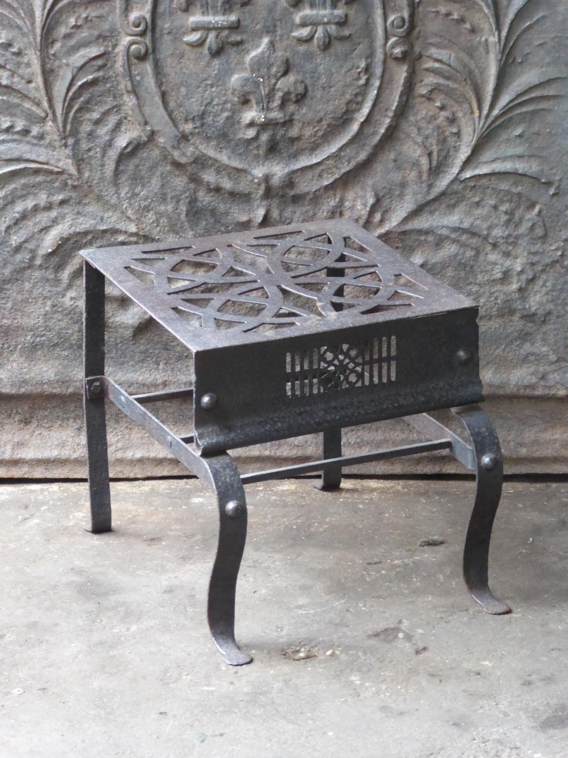 Beautiful English Victorian footman trivet, 19th century. The trivet is made of wrought iron and is fully operational.





 