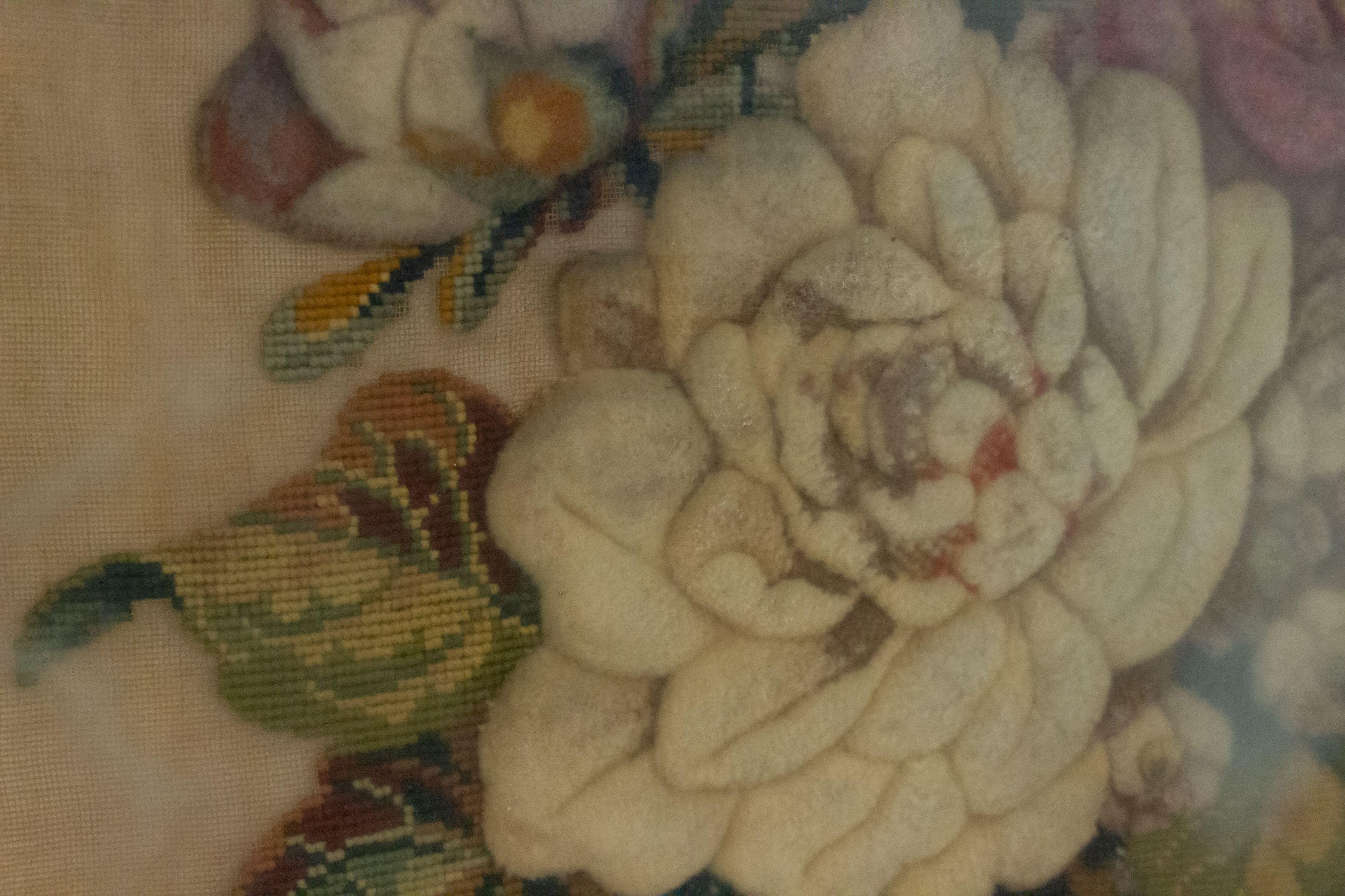 Englisch viktorianischen floralen Stickerei mit erhöhten Perlen Akzente mit einem gewölbten oberen ebonisiert Rahmen.
    