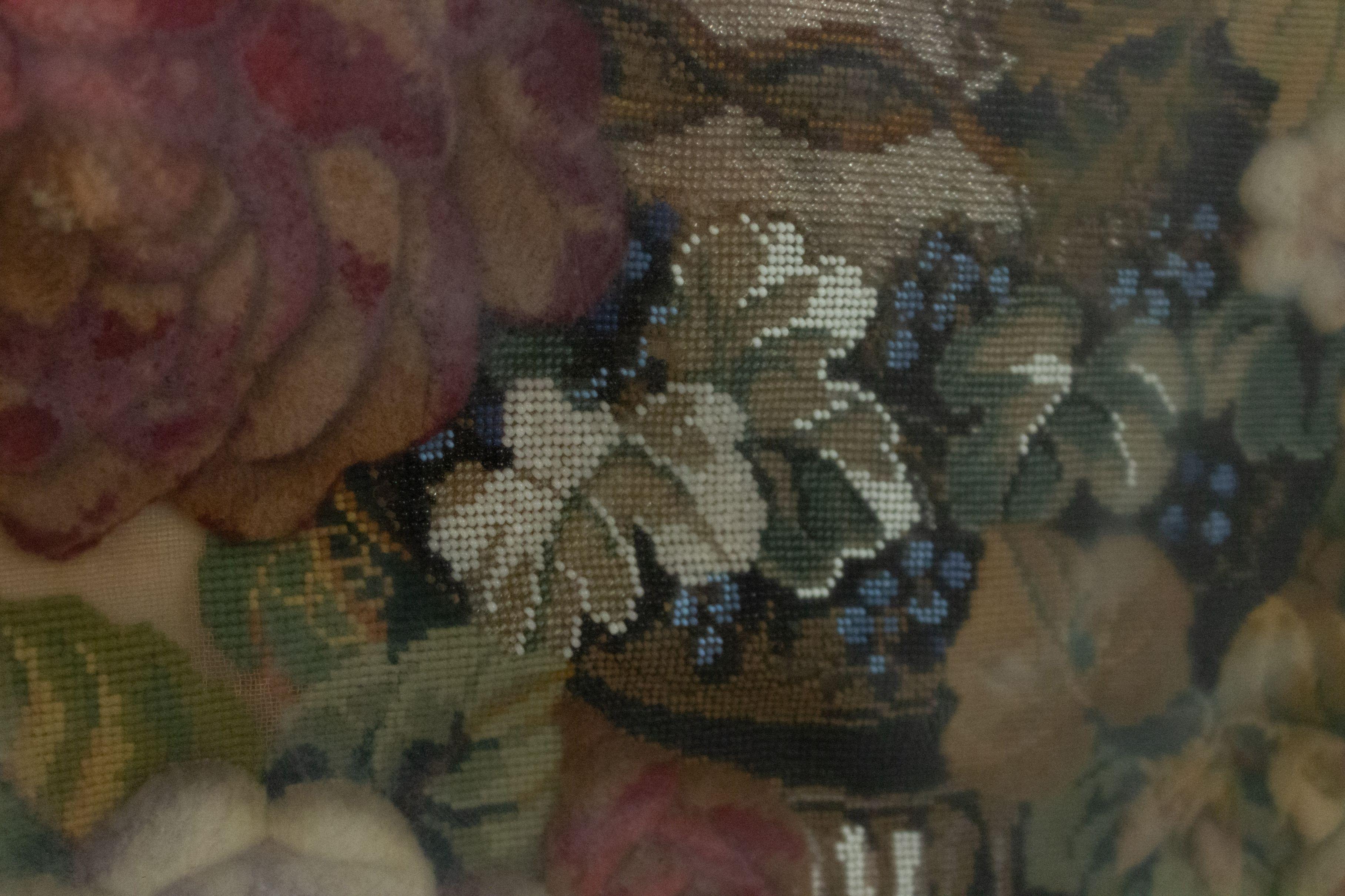 Englische englische viktorianische gerahmte florale Perlen- und Wollstickerei (Viktorianisch) im Angebot