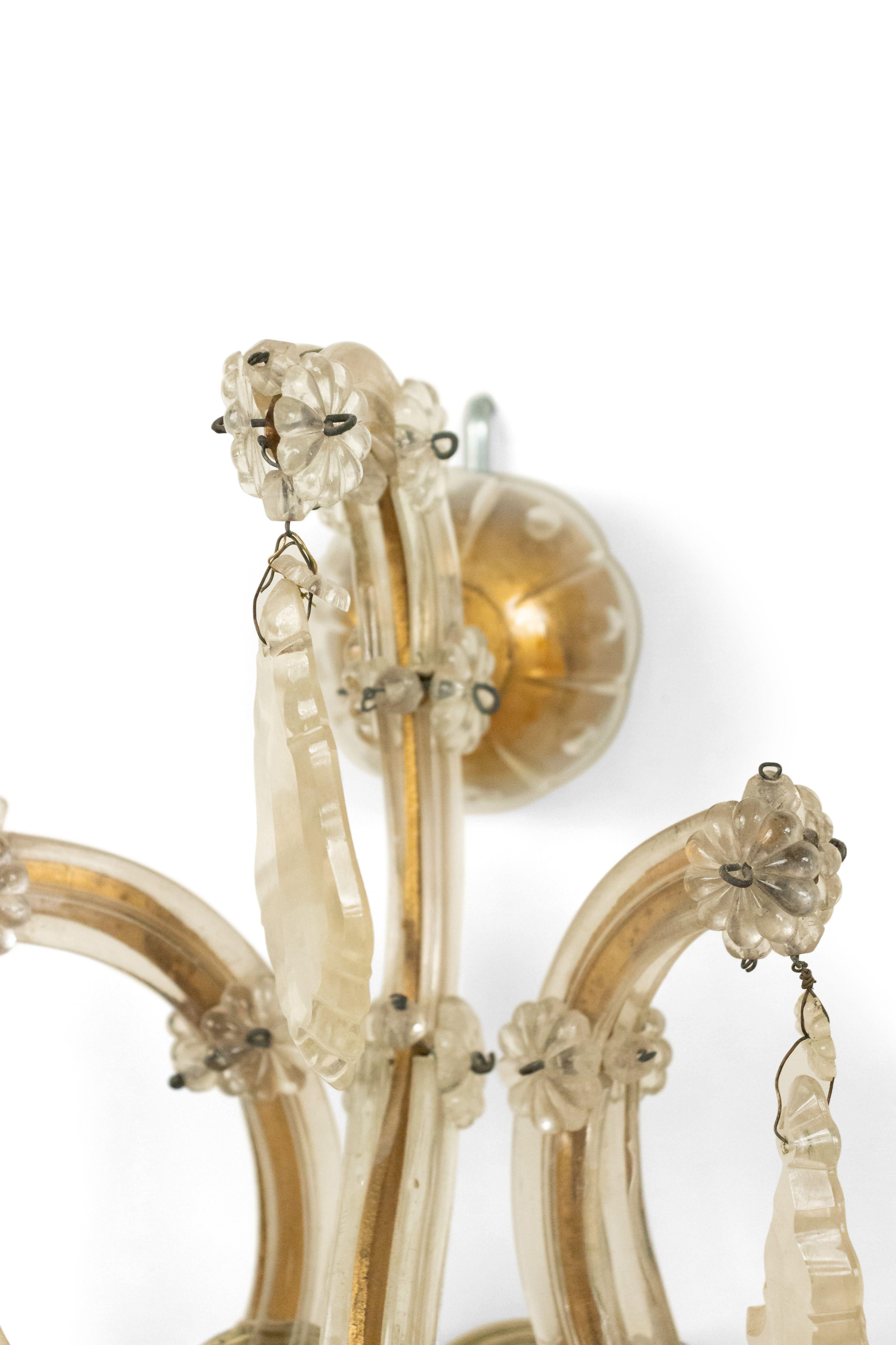 Englischer viktorianischer Wandleuchter aus vergoldetem Metall und Kristall (20. Jahrhundert) im Angebot