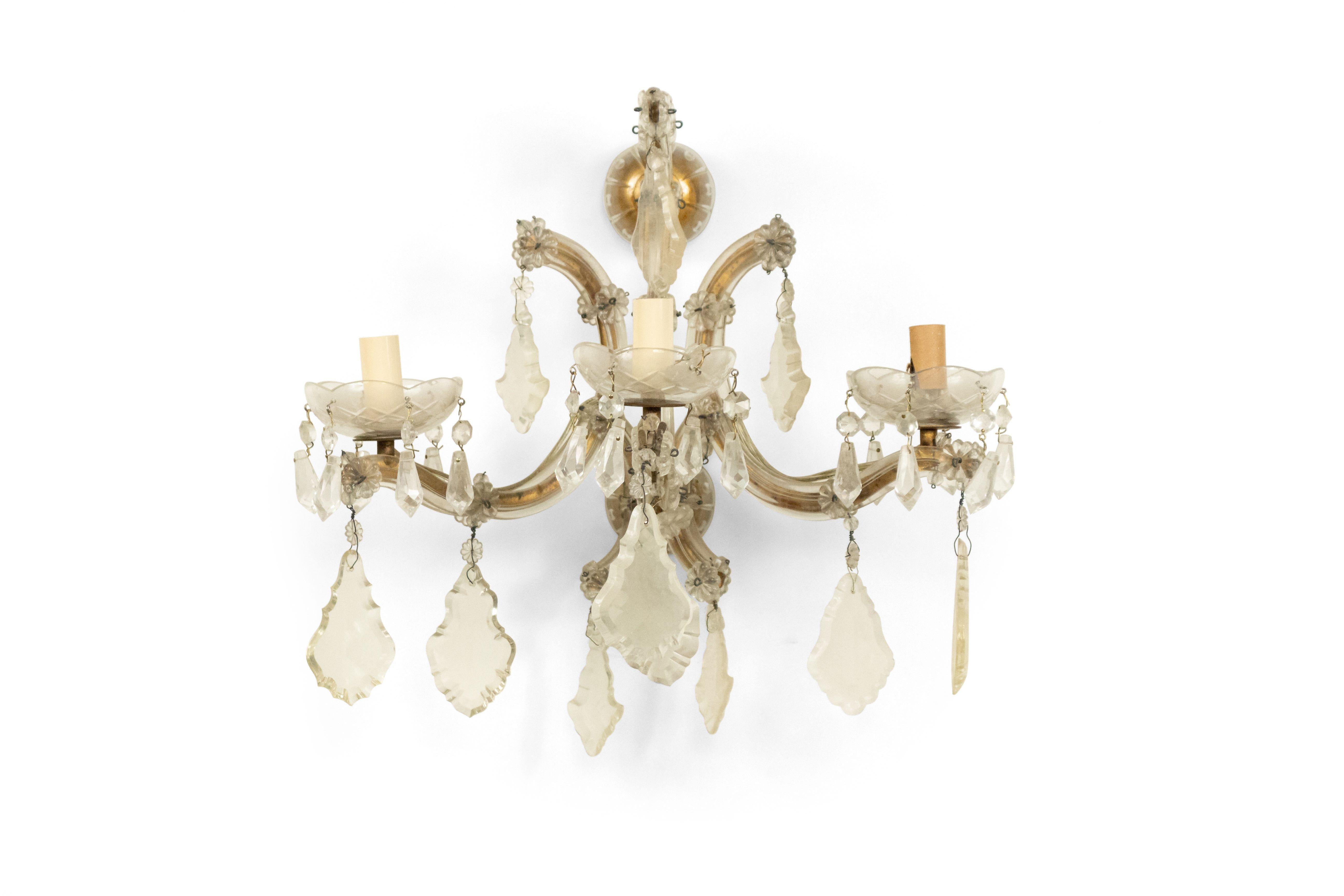 English Victorian Gilt Metal and Crystal Wall Sconce For Sale 3