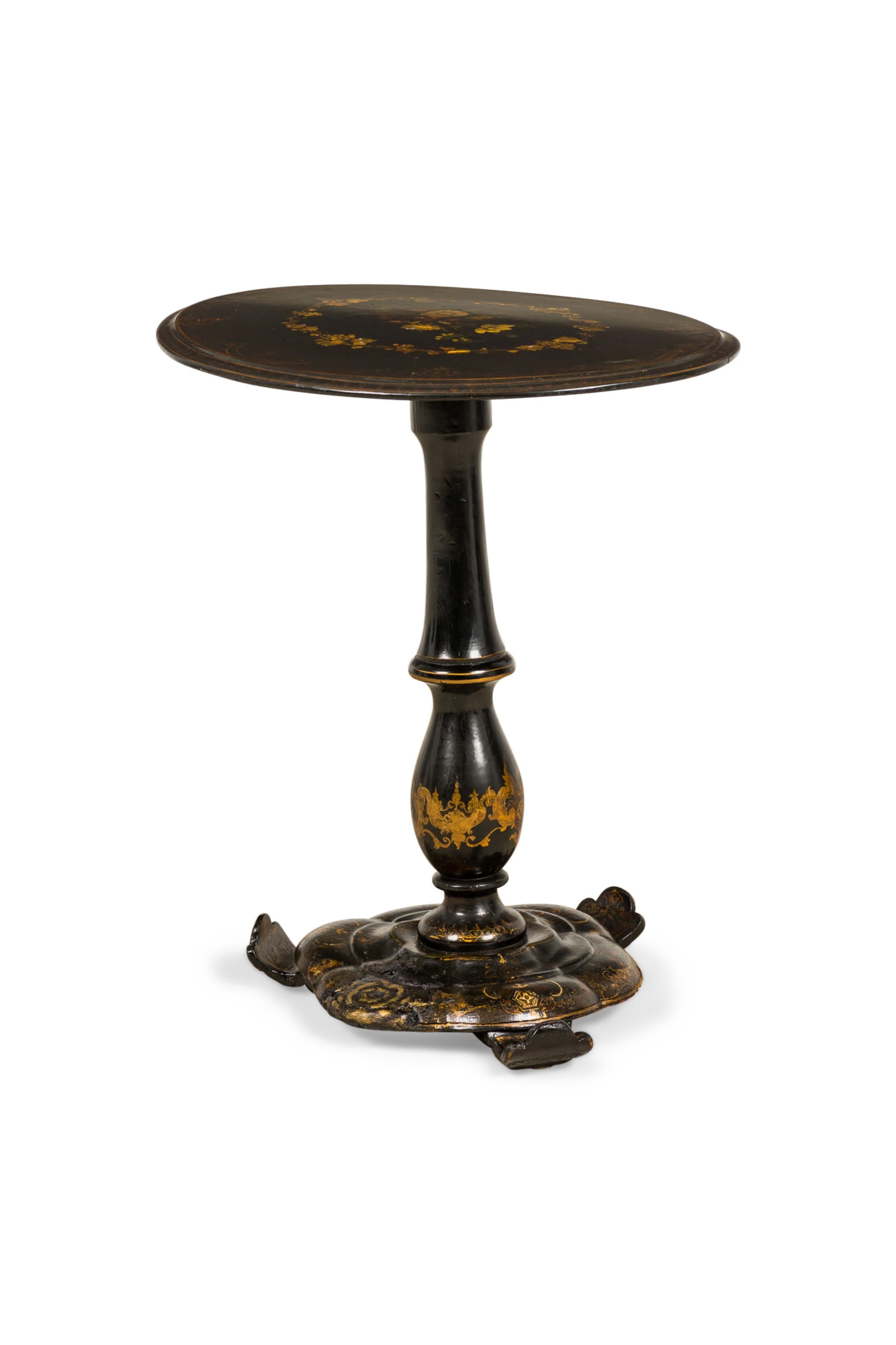 Table d'appoint/de chevet ovale en papier-mache de l'époque victorienne dont le plateau est incrusté de perles et de motifs floraux peints et dorés, supporté par une base à piédestal tourné avec des détails dorés se terminant par trois pieds