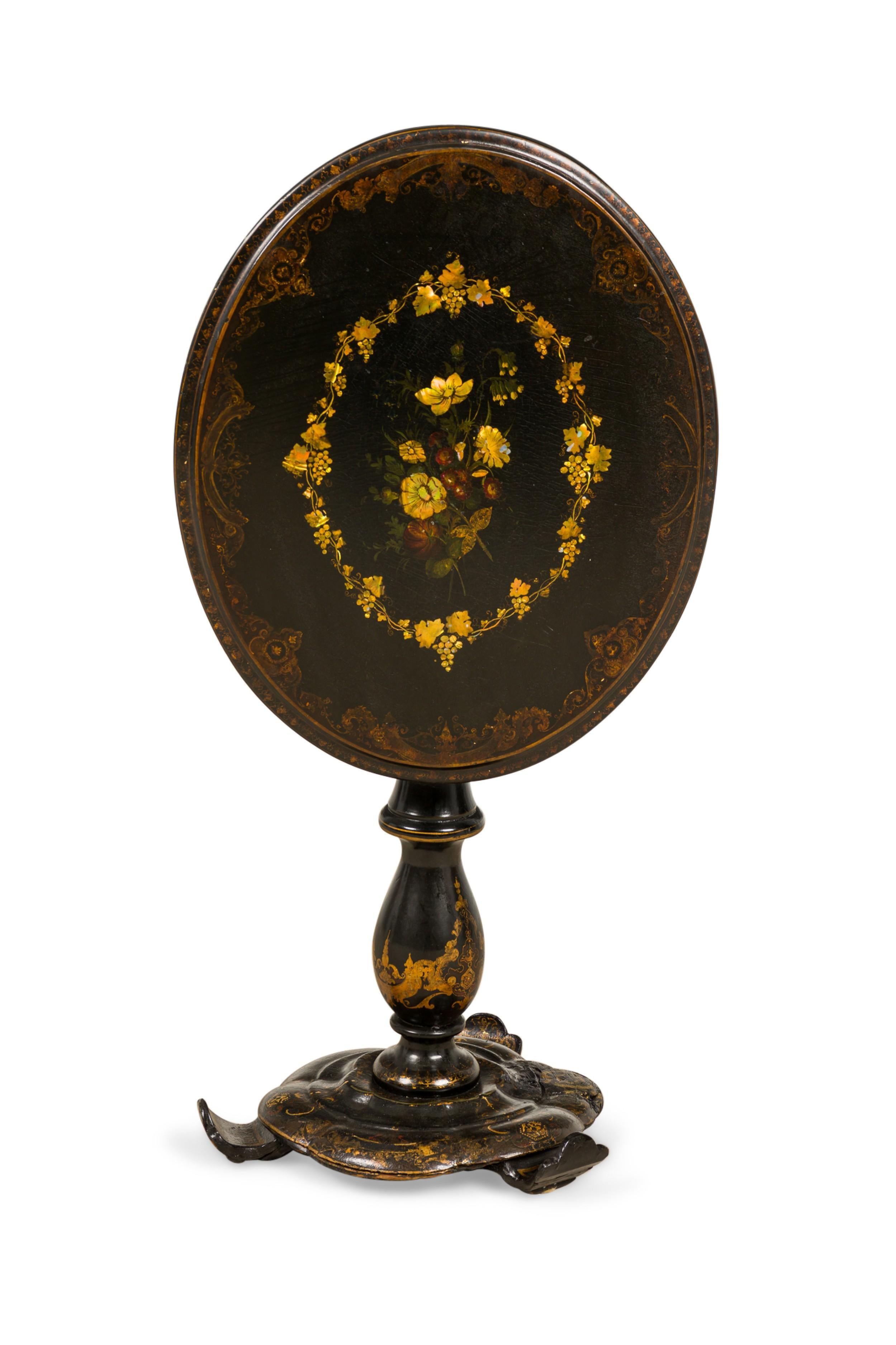 Table d'appoint victorienne anglaise dorée, peinte et laquée à plateau ovale Bon état - En vente à Queens, NY
