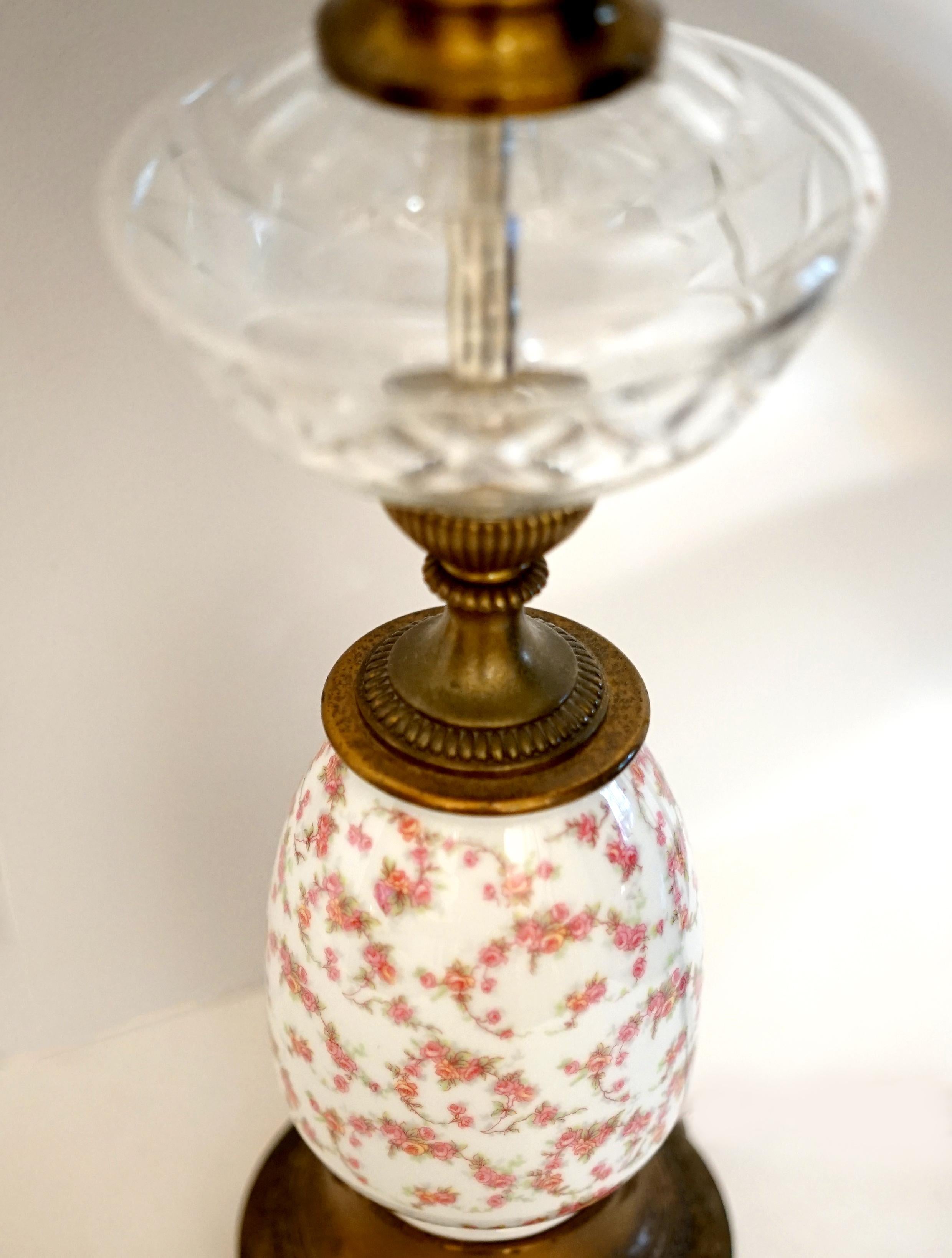 Lampe en laiton anglaise victorienne en porcelaine de verre avec roses peintes à la main en vente 2