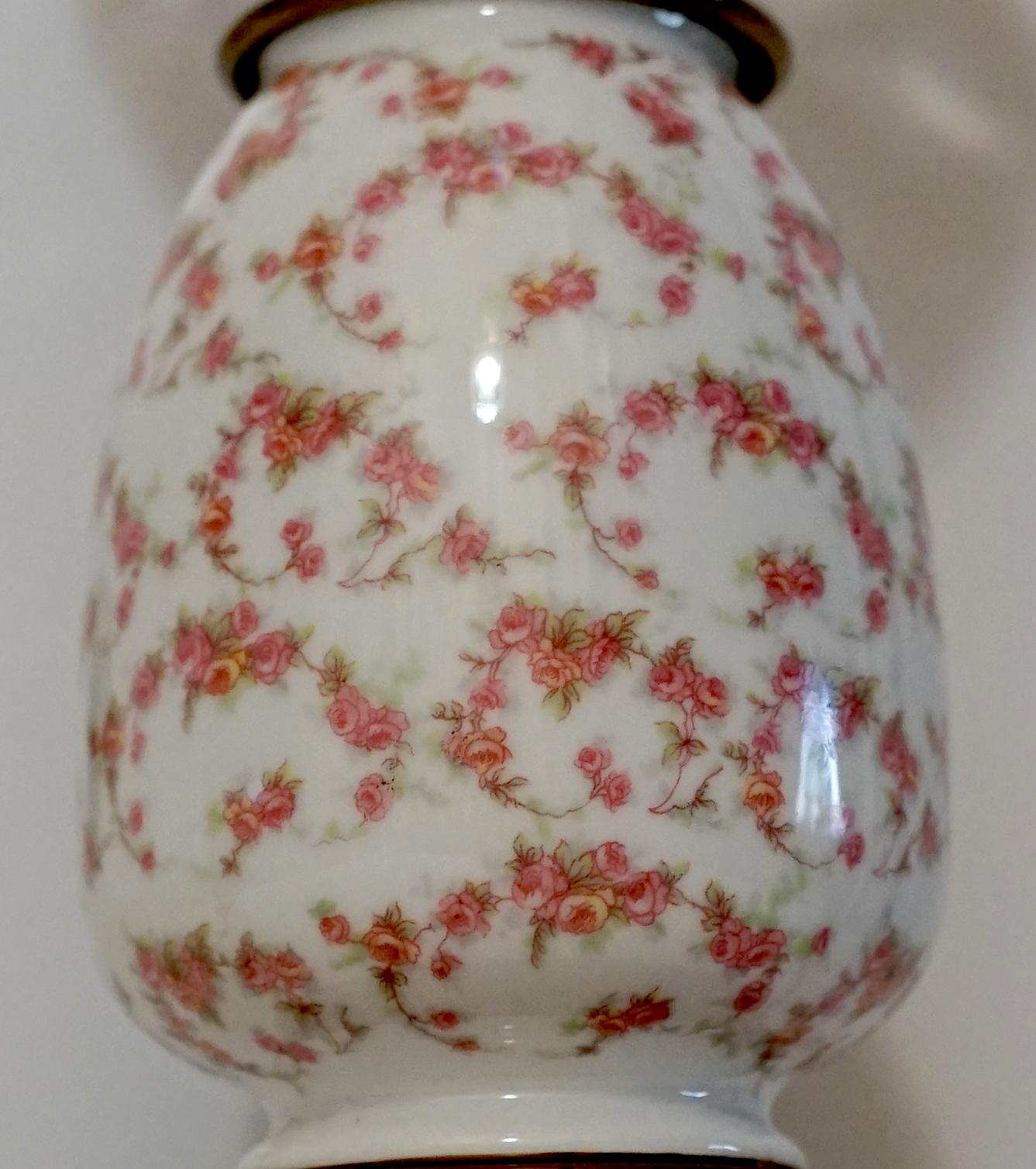 Englische viktorianische Glas-Porzellan-Lampe mit handbemalten Rosen aus Messing (Viktorianisch) im Angebot