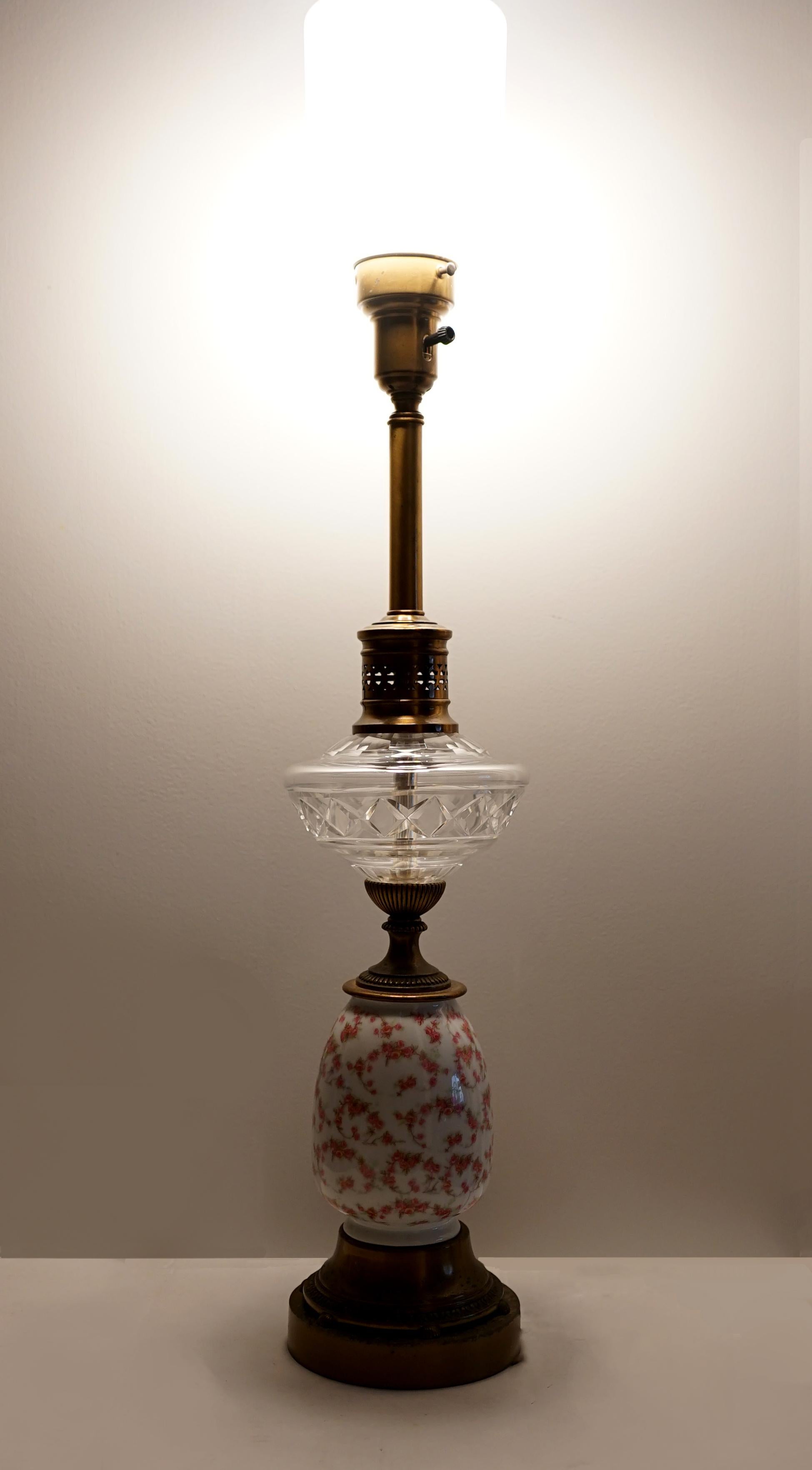 Peint à la main Lampe en laiton anglaise victorienne en porcelaine de verre avec roses peintes à la main en vente