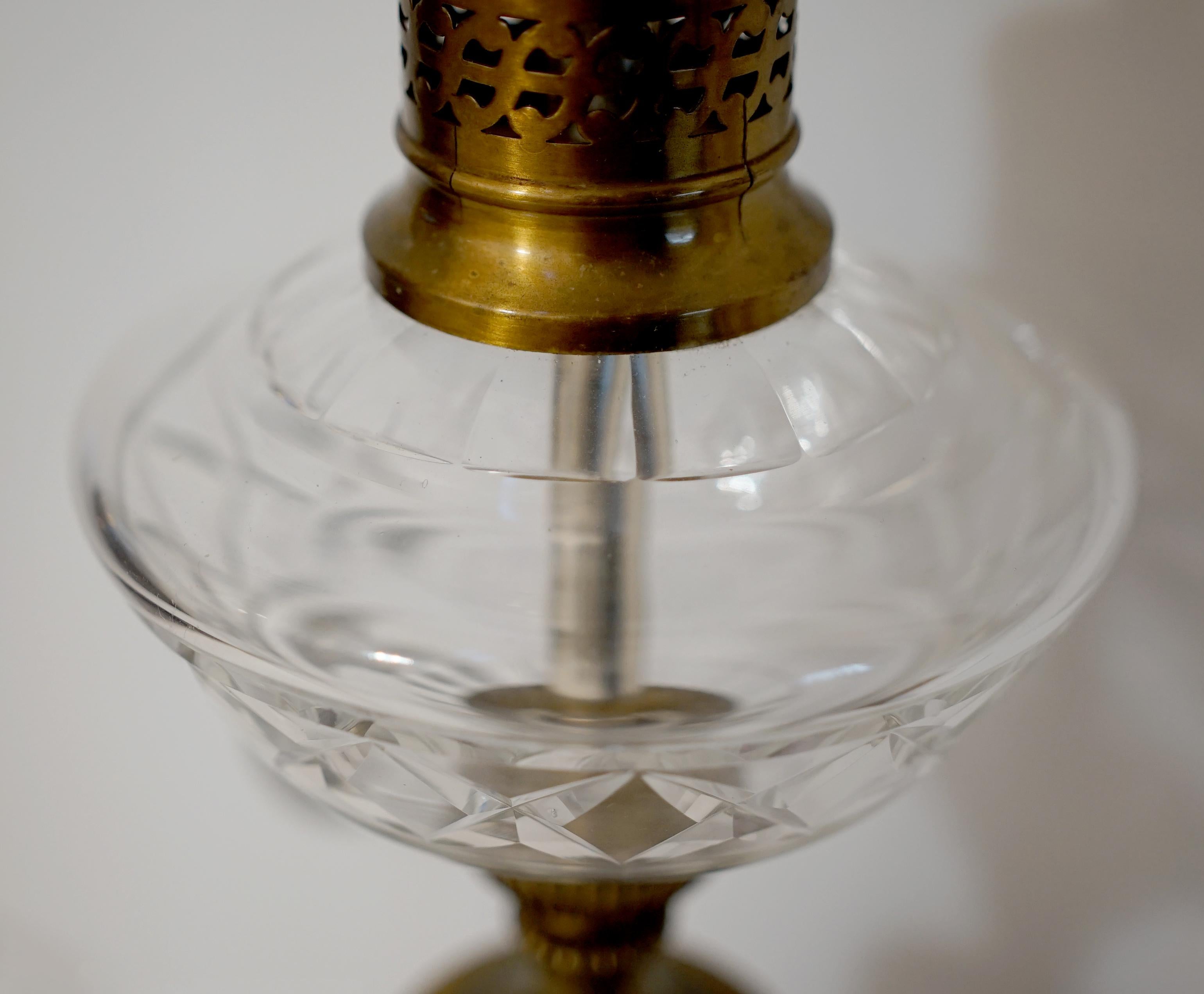 XIXe siècle Lampe en laiton anglaise victorienne en porcelaine de verre avec roses peintes à la main en vente
