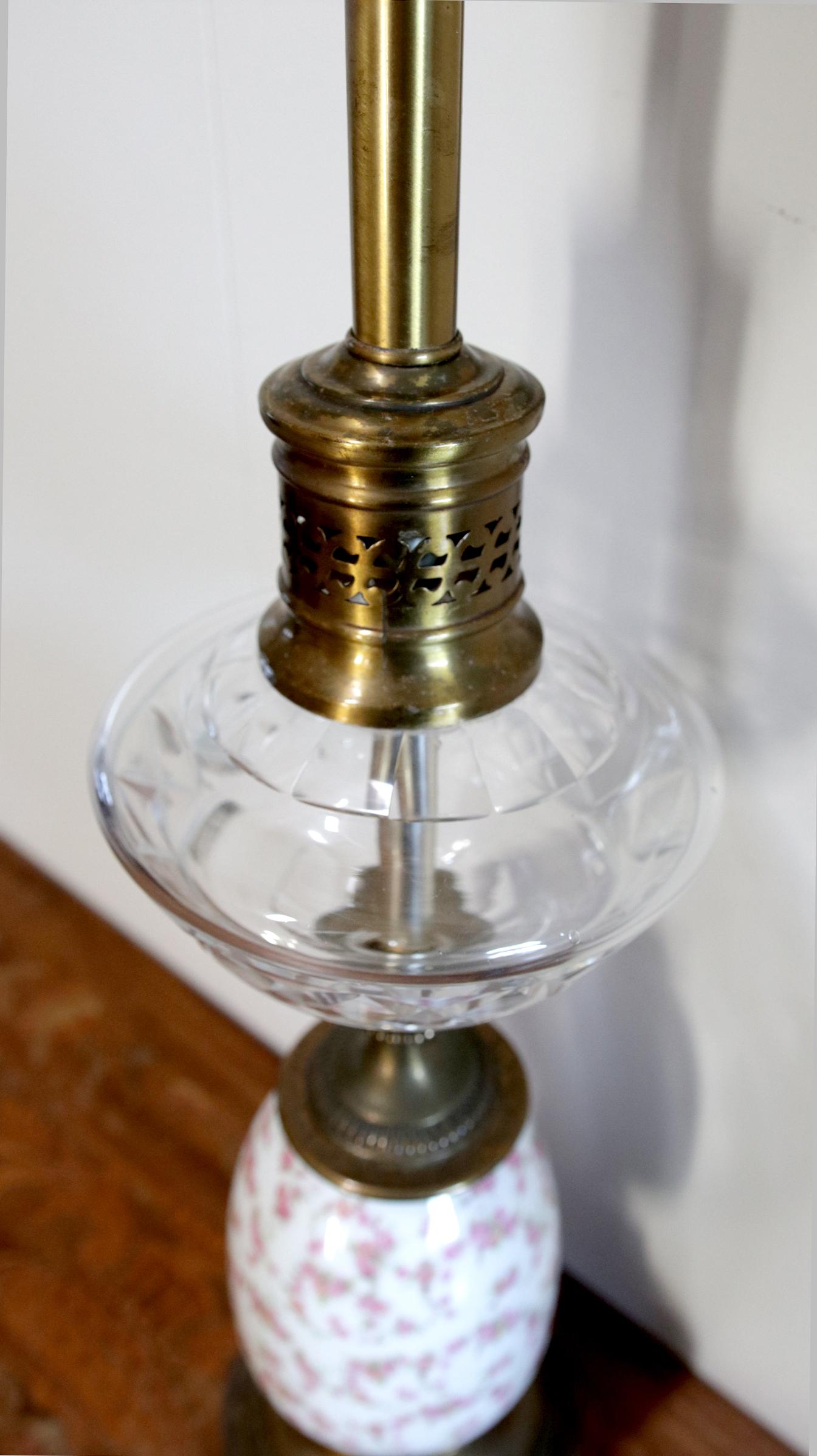 Englische viktorianische Glas-Porzellan-Lampe mit handbemalten Rosen aus Messing im Angebot 2