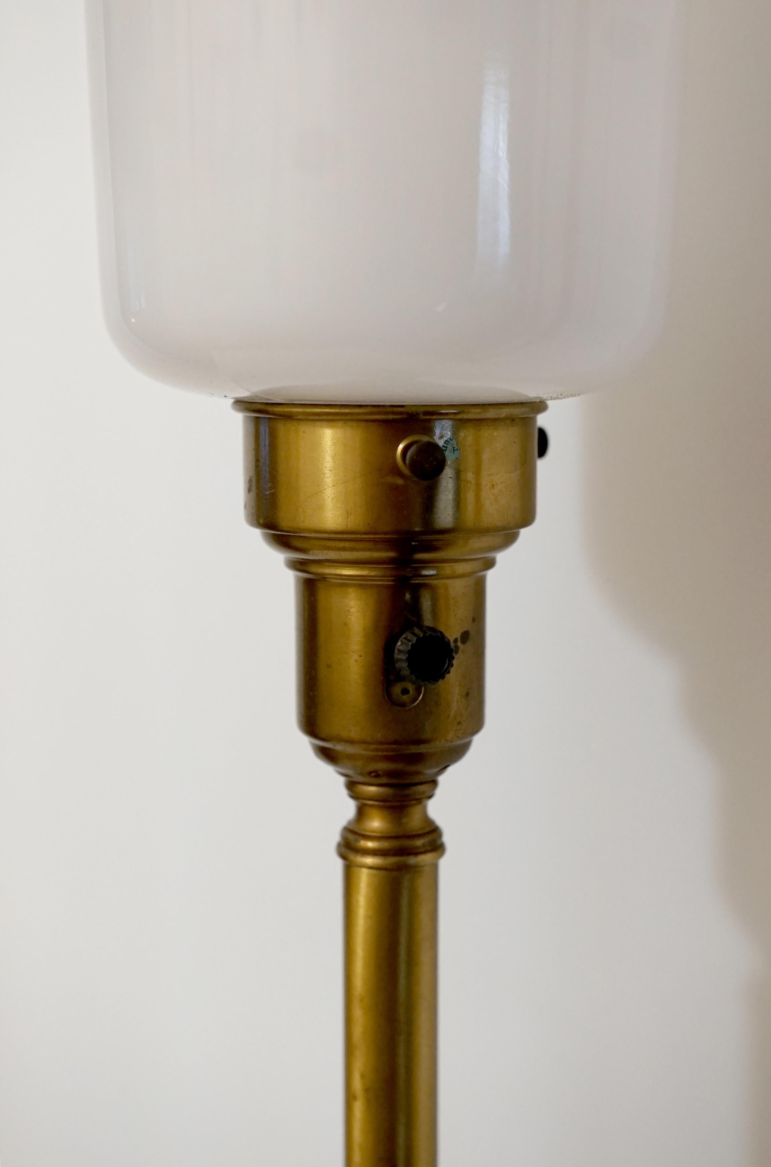 Englische viktorianische Glas-Porzellan-Lampe mit handbemalten Rosen aus Messing im Angebot 3