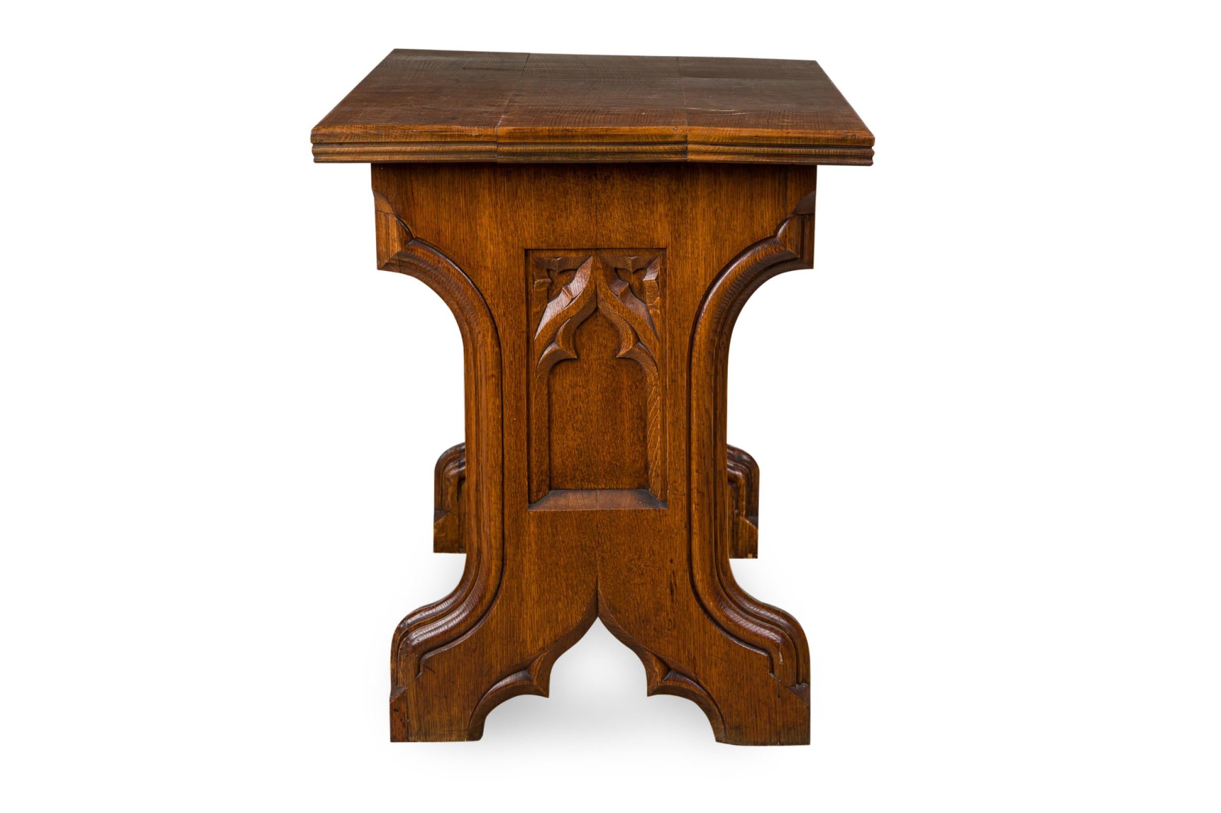 English Victorian Gothic Revival Carved Oak Table In Good Condition For Sale In New York, NY