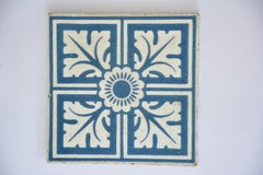 Piastrella in stile neogotico vittoriano inglese, nei toni del bianco e del blu, ispirata a Pugin