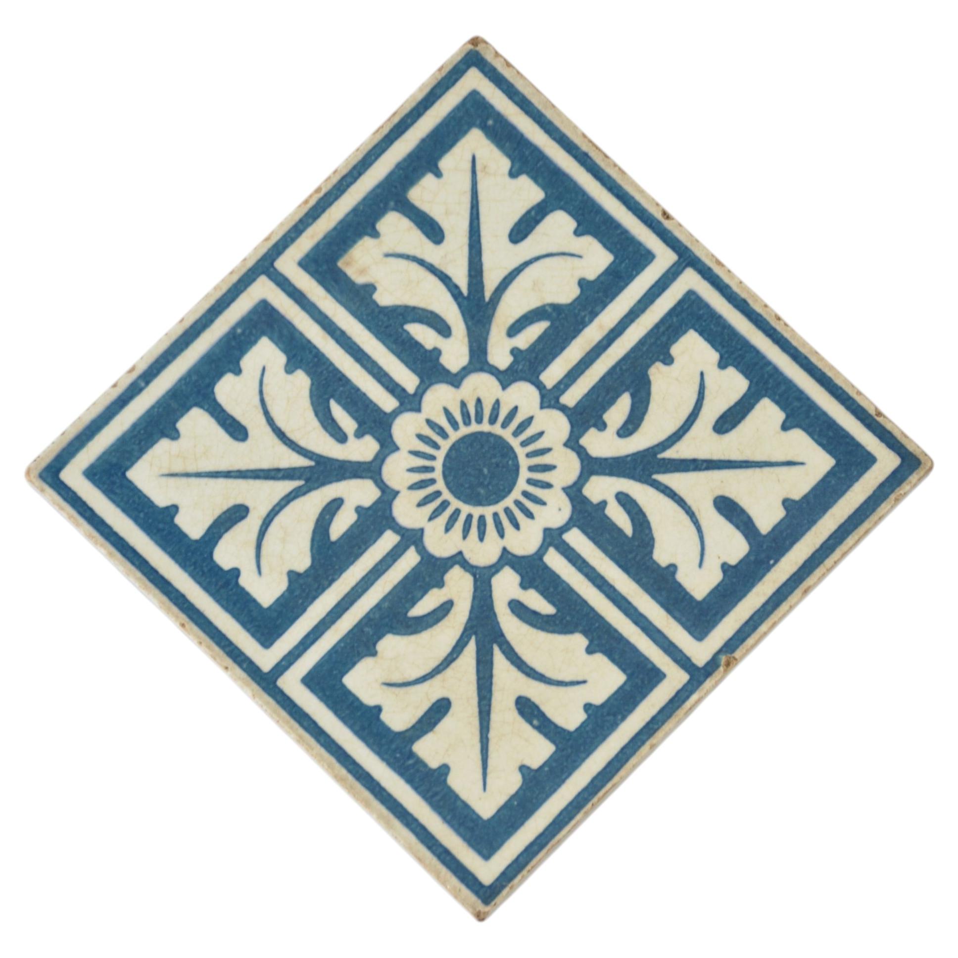 Weiß-blaue Fliese im Stil der viktorianischen Neugotik nach Pugin im Angebot
