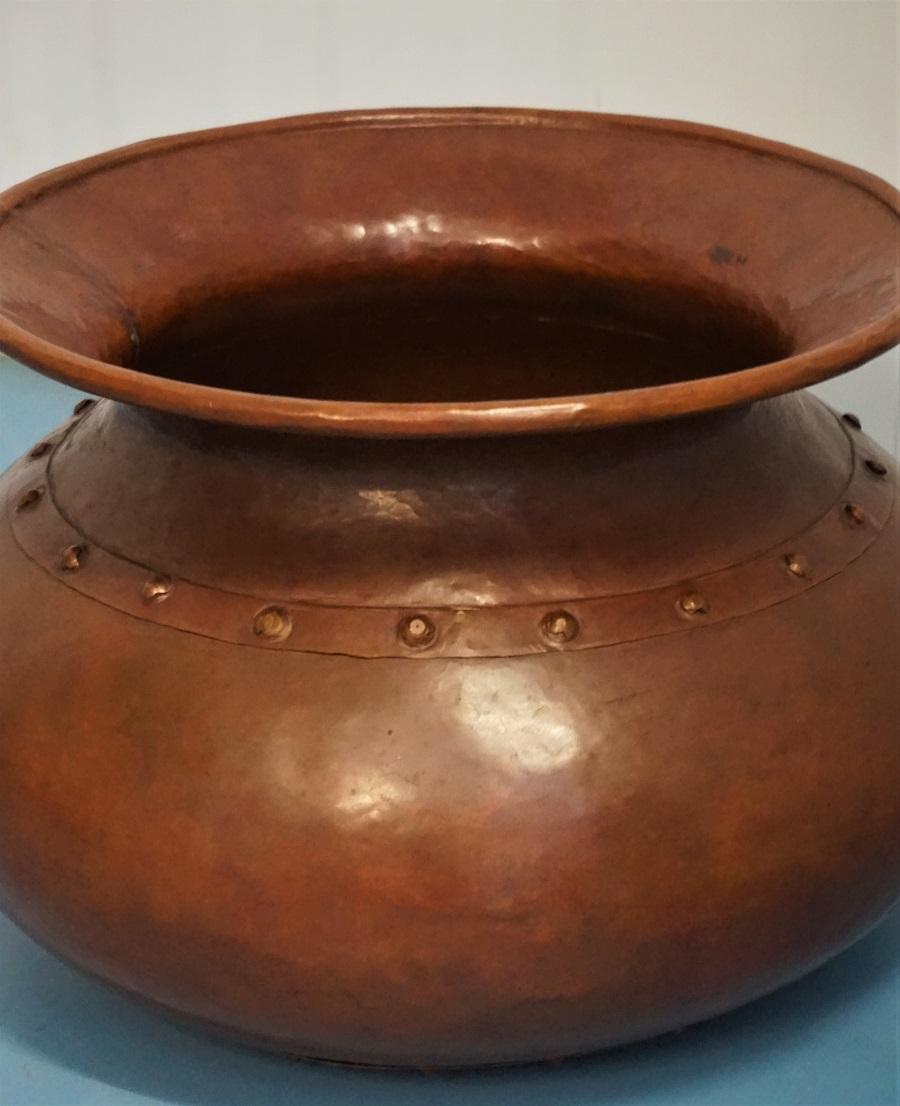 Large English Victorian Handcrafted Copper Pot or Vase with Rivets In Good Condition In Frankfurt am Main, DE