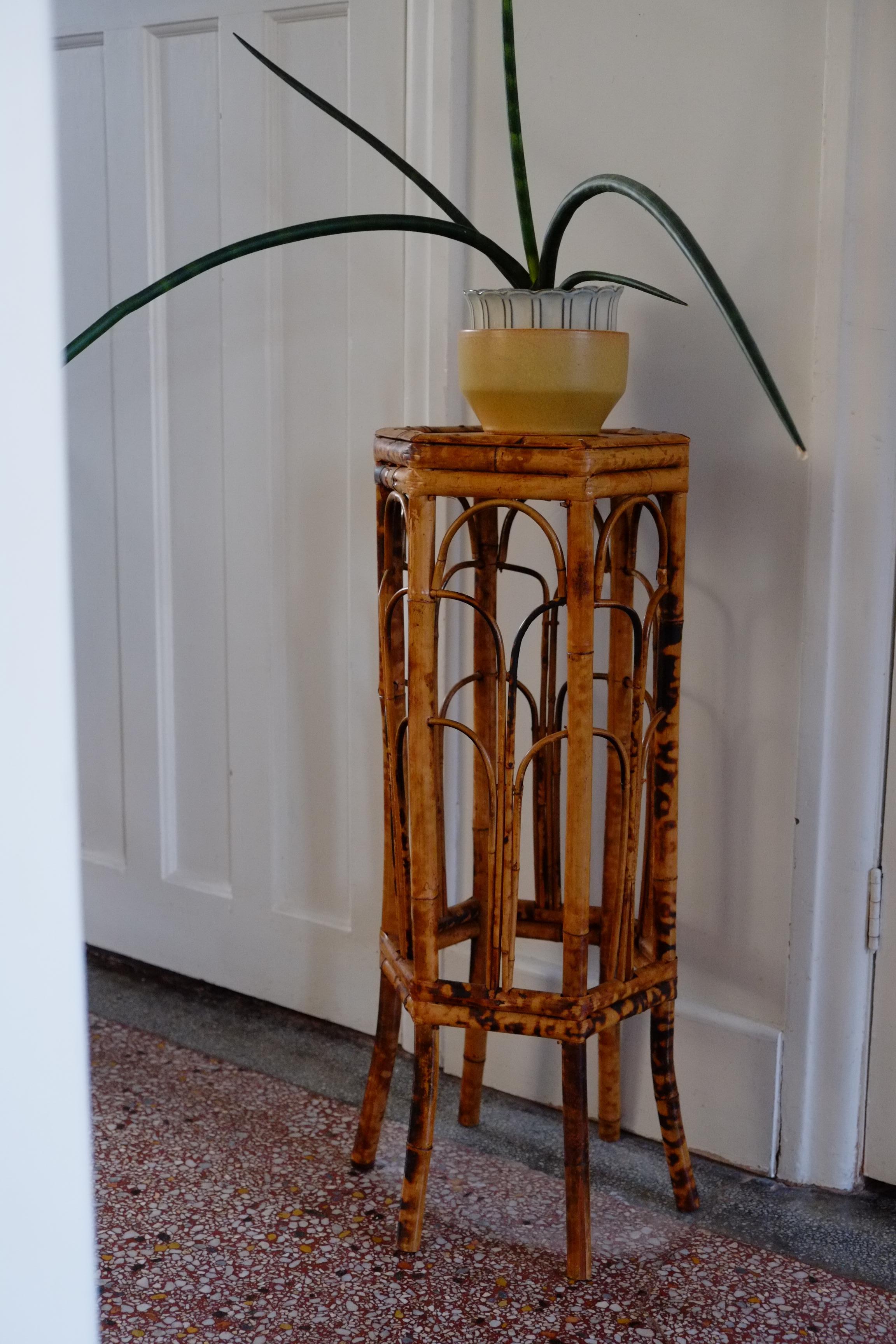 Victorien Table d'appoint victorienne en bambou avec support hexagonal en écaille de tortue - Side Table en vente