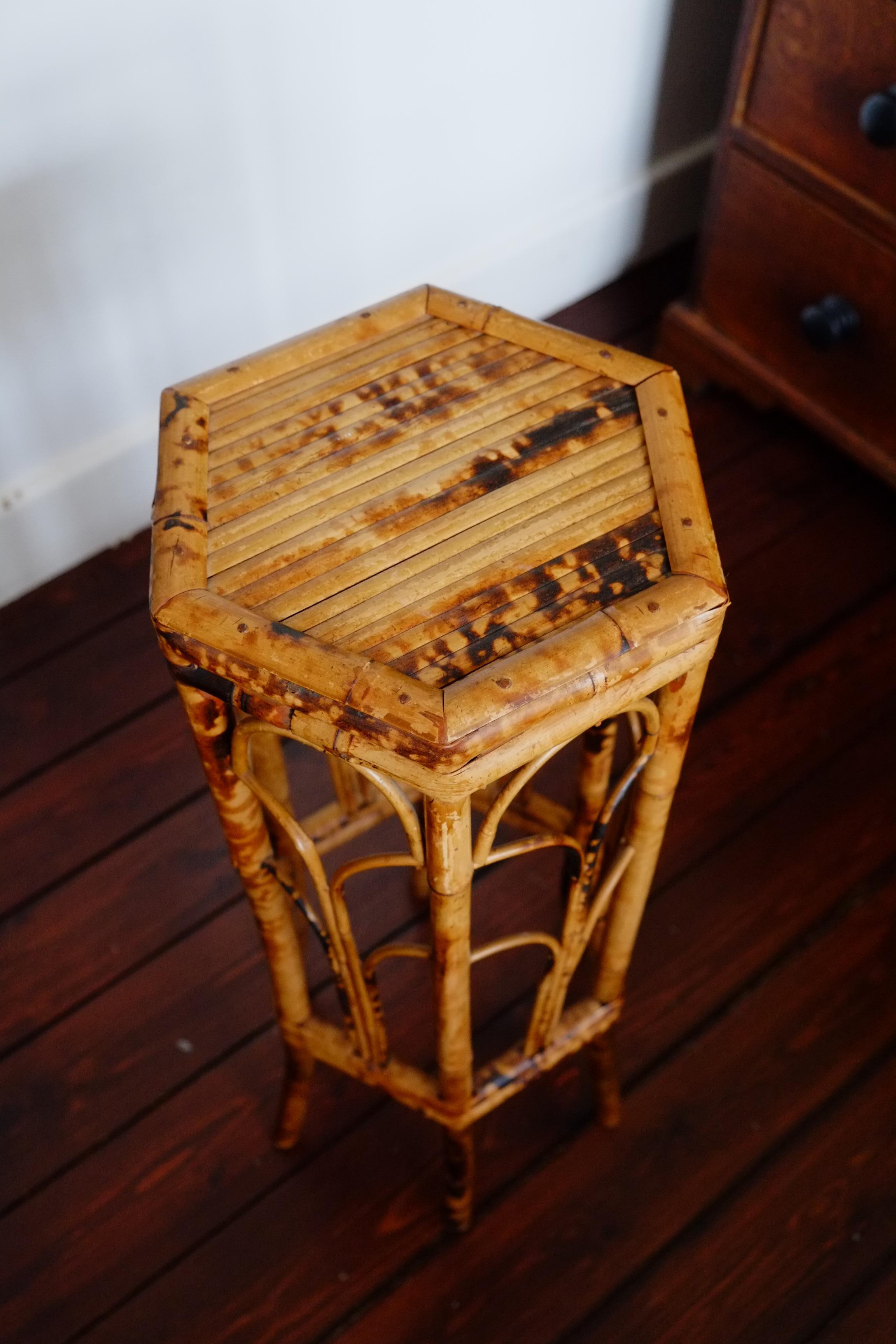 Table d'appoint victorienne en bambou avec support hexagonal en écaille de tortue - Side Table Bon état - En vente à Leicester, GB