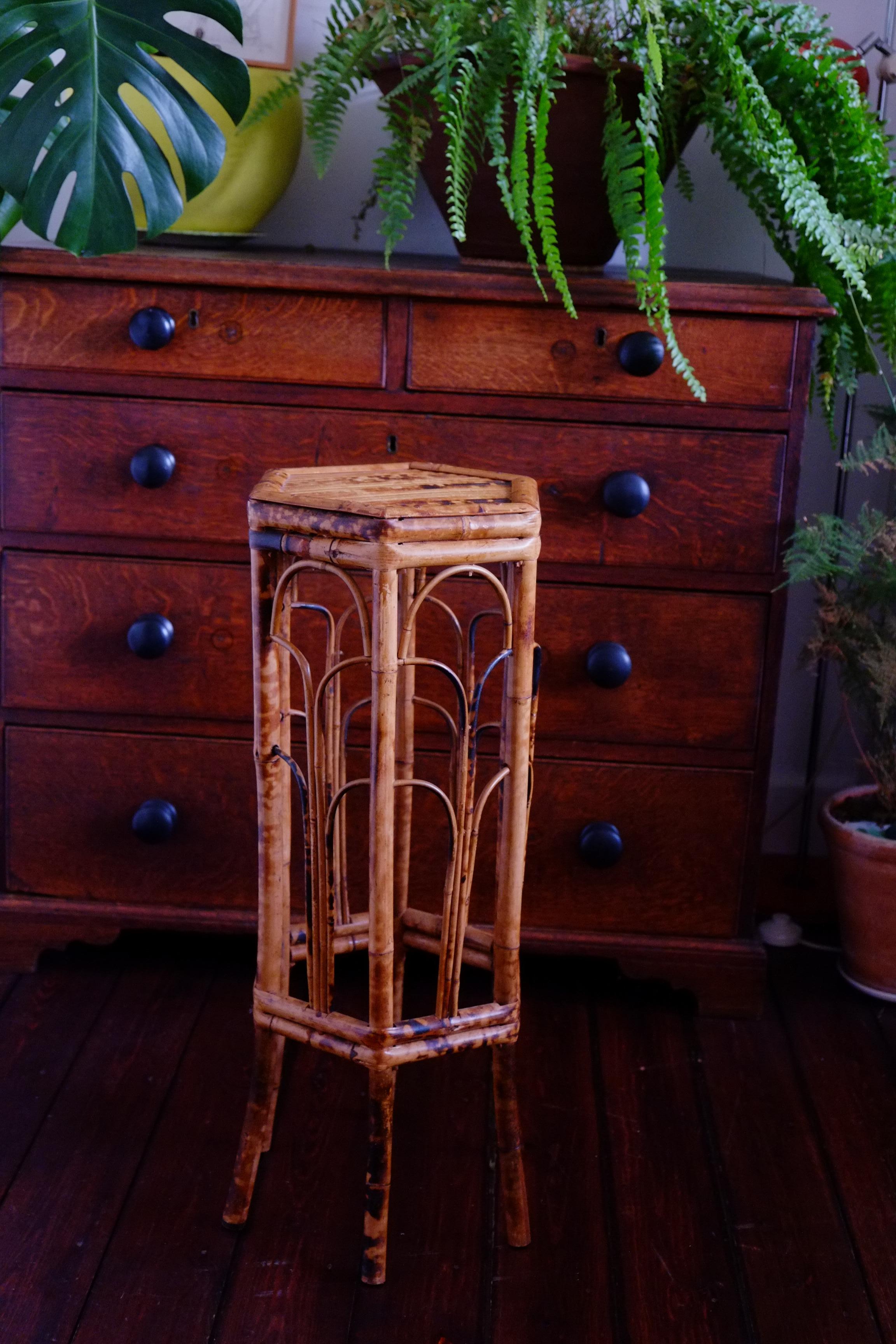 Début du 20ème siècle Table d'appoint victorienne en bambou avec support hexagonal en écaille de tortue - Side Table en vente