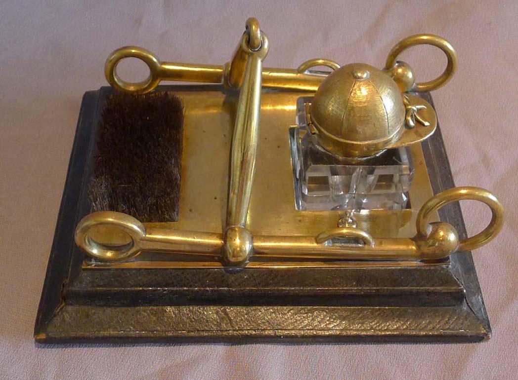 Ensemble de bureau ancien, anglais et victorien, pour les courses de chevaux. Un bel ensemble sur une base recouverte de cuir estampé avec un décor de bride de cheval et un encrier à casquette de jockeys en verre taillé et en bronze doré. Une belle
