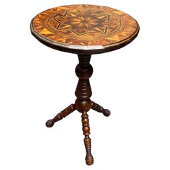 Tavolino vittoriano inglese con piano in legno esotico intarsiato