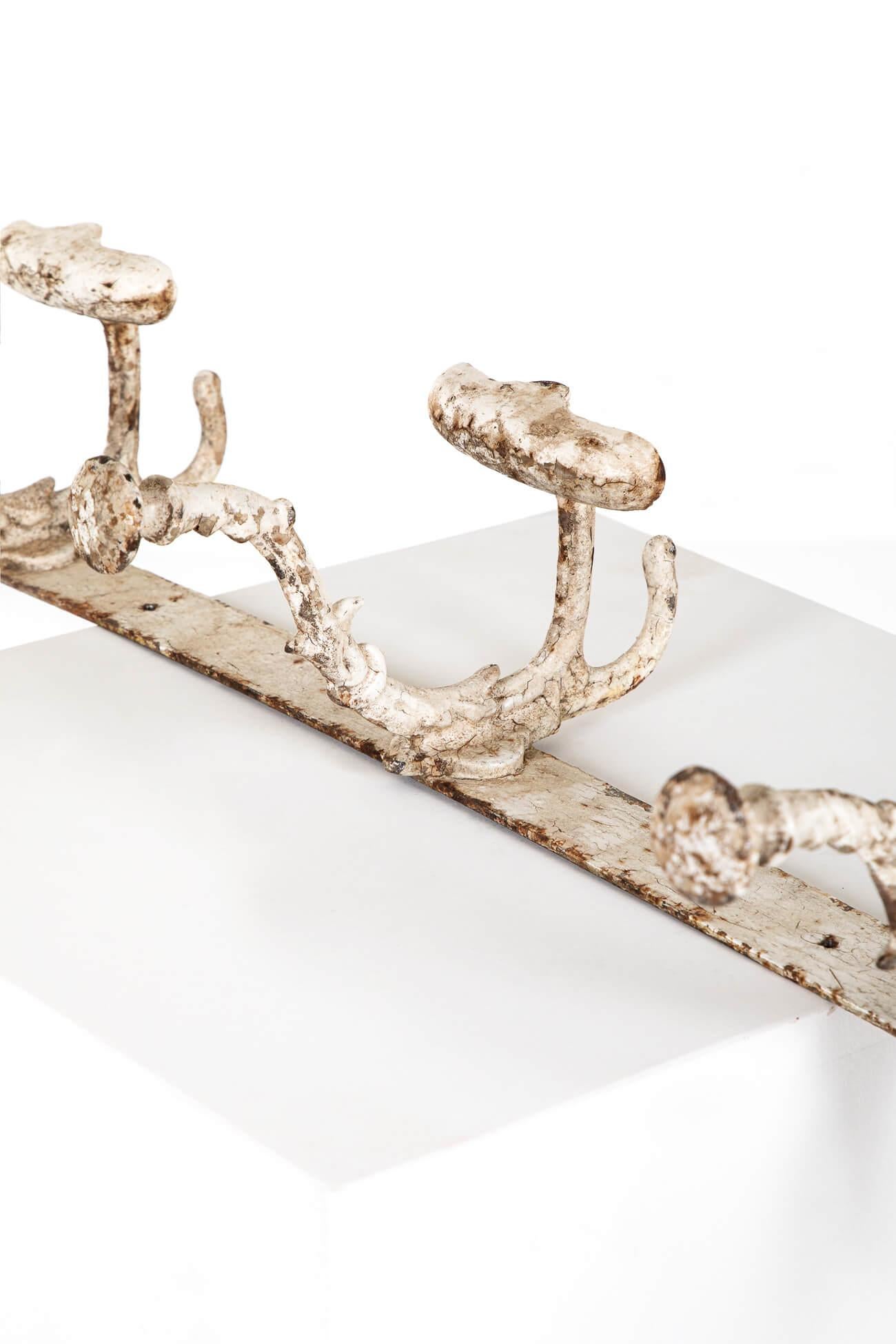 English Victorian Iron Coat Hooks en vente 3