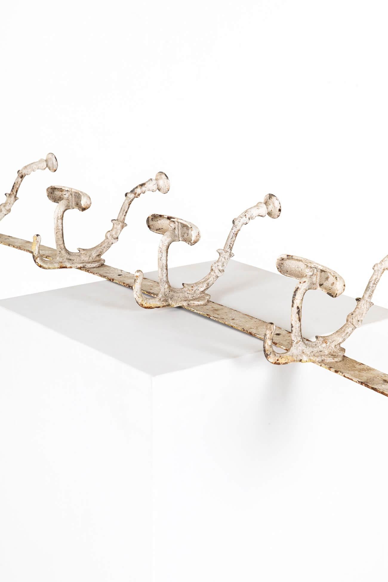 English Victorian Iron Coat Hooks en vente 1