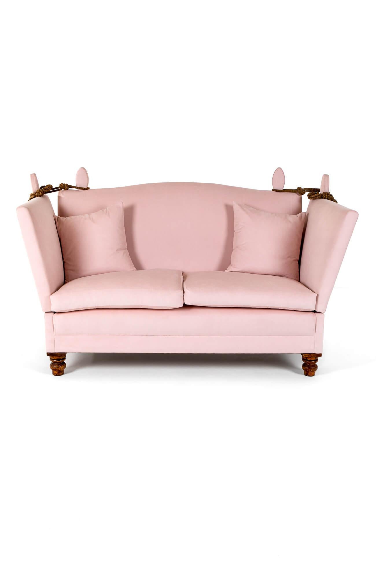 Magnifique canapé victorien Knole recouvert d'une tapisserie rose blush.

Le canapé est doté d'un dossier haut et de deux accoudoirs avec les mécanismes d'origine restaurés et de nouvelles charnières ajoutées à la base de l'un des deux