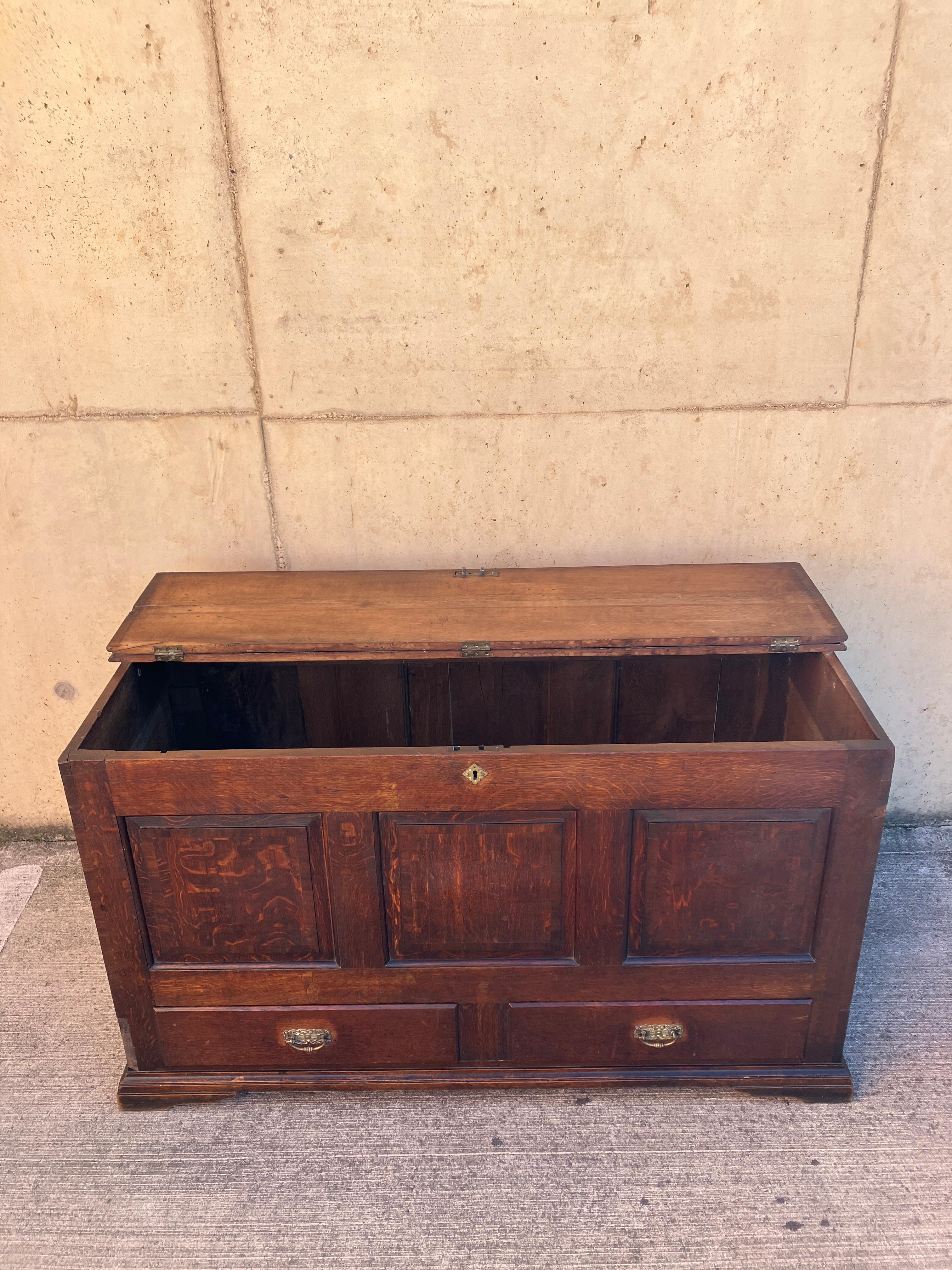 Coffre en chêne écossais ancien, grand coffre à couvertures à panneaux du 18e siècle + tiroirs en vente 3